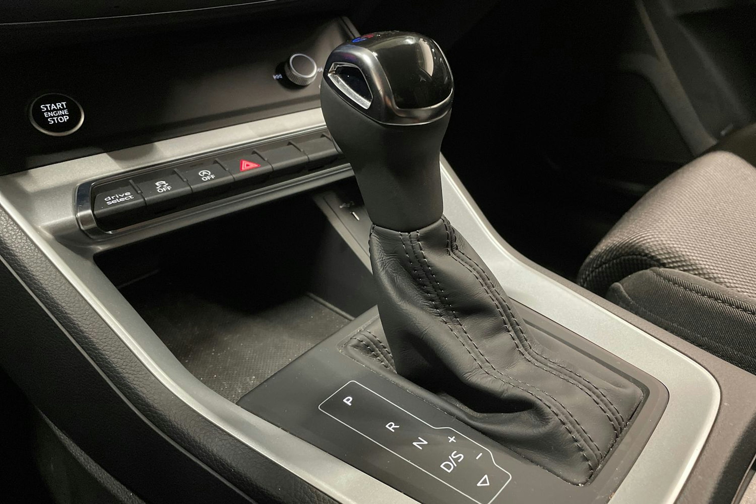 musta Audi Q3 2021 kuva 18.