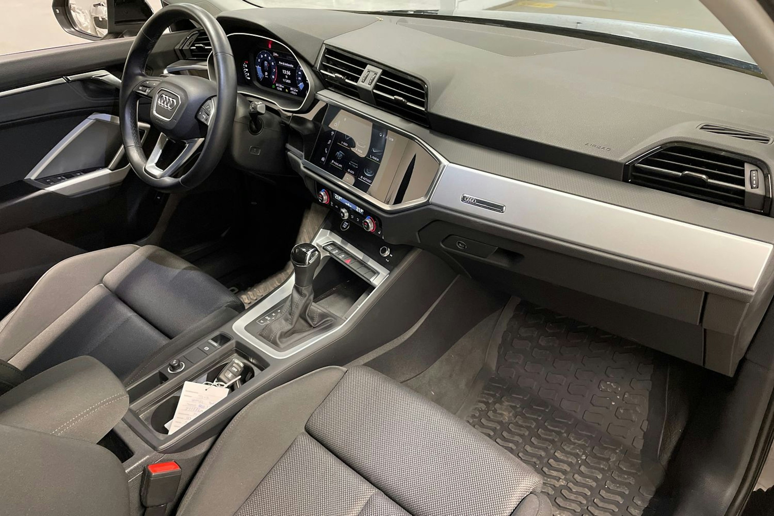 musta Audi Q3 2021 kuva 26.