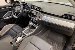 musta Audi Q3 2021 kuva 26.