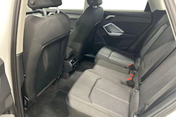 valkoinen Audi Q3 2021 kuva 8.
