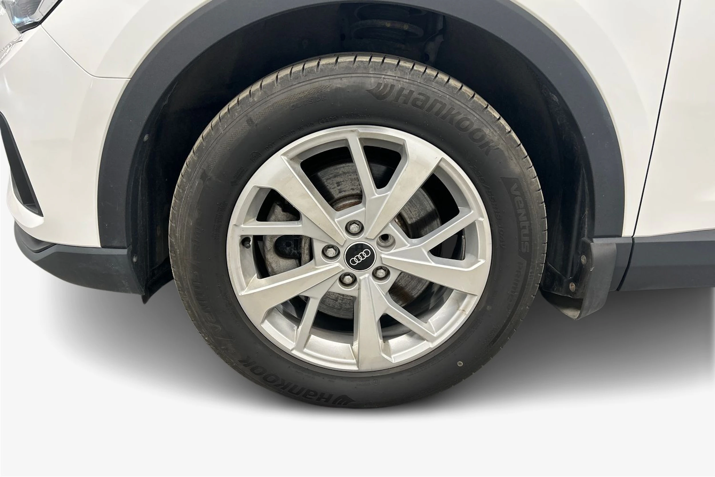 valkoinen Audi Q3 2021 kuva 9.