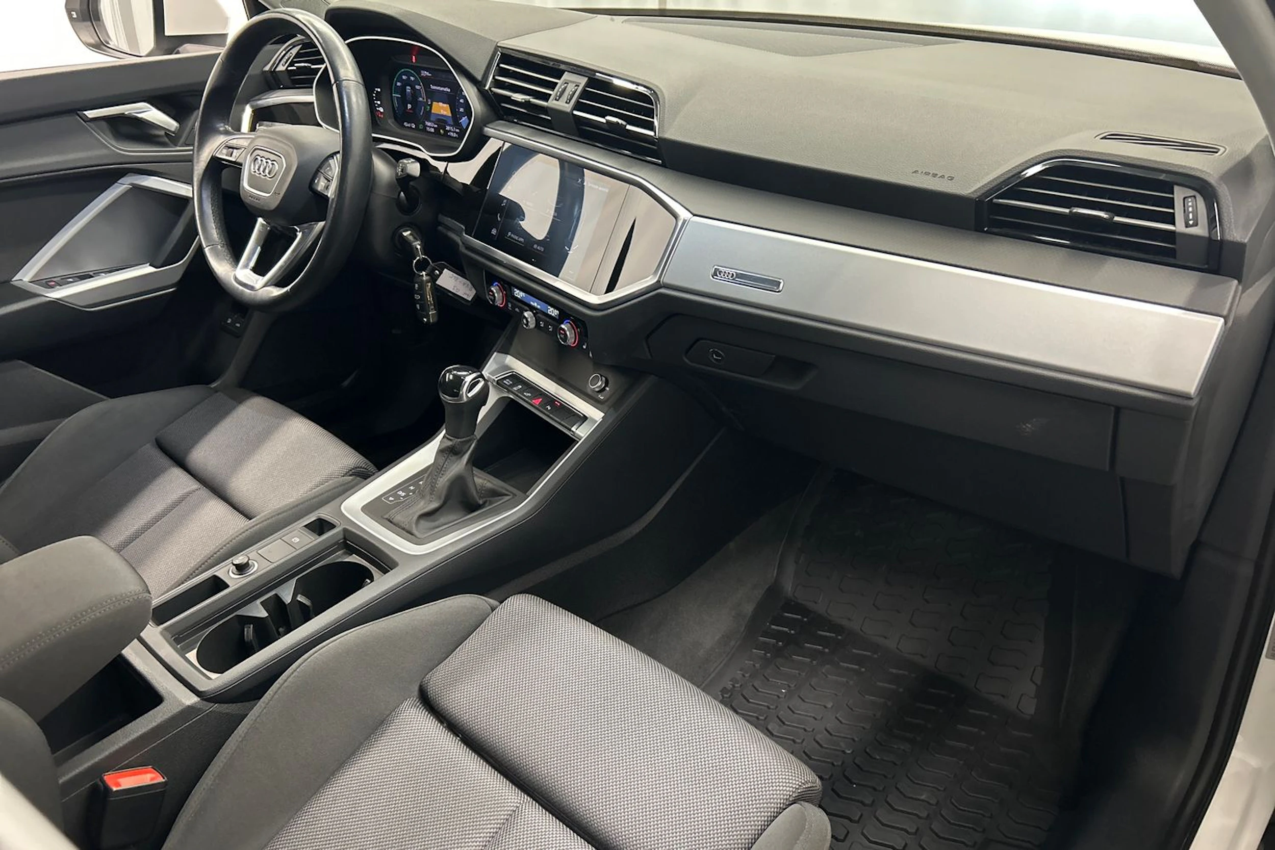 valkoinen Audi Q3 2021 kuva 11.
