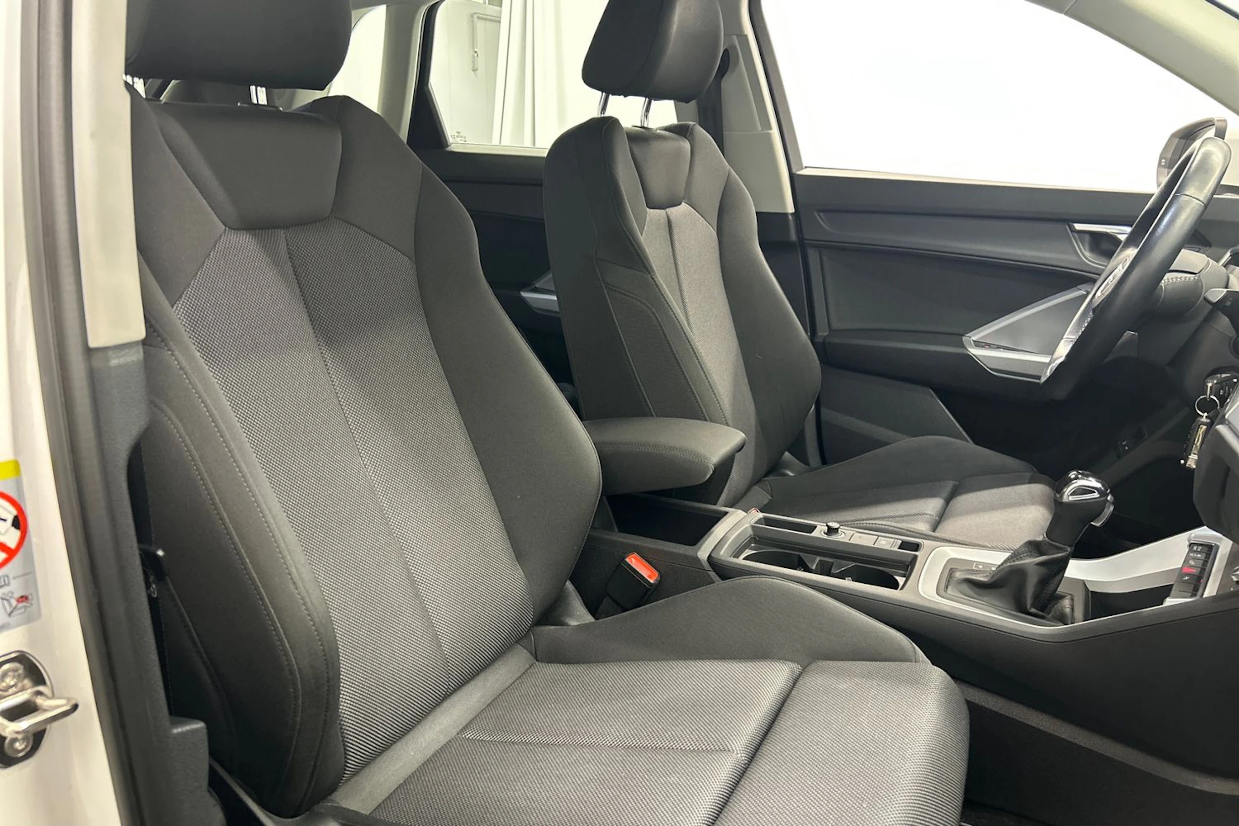 valkoinen Audi Q3 2021 kuva 12.