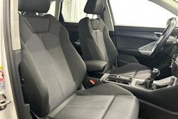 valkoinen Audi Q3 2021 kuva 12.