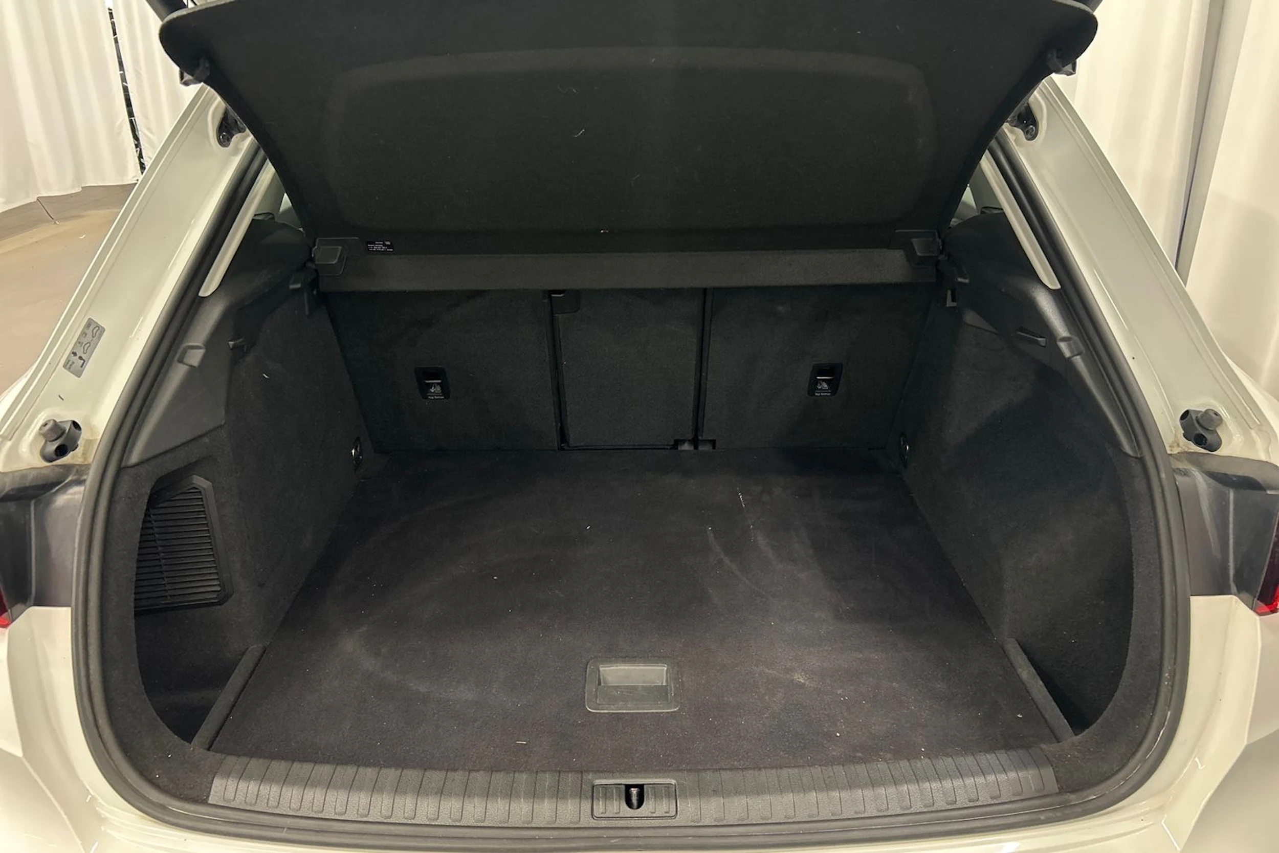 valkoinen Audi Q3 2021 kuva 13.