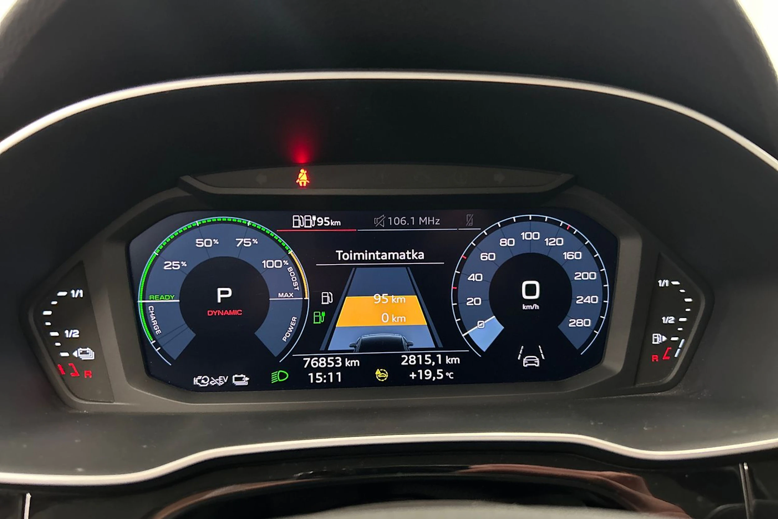 valkoinen Audi Q3 2021 kuva 17.