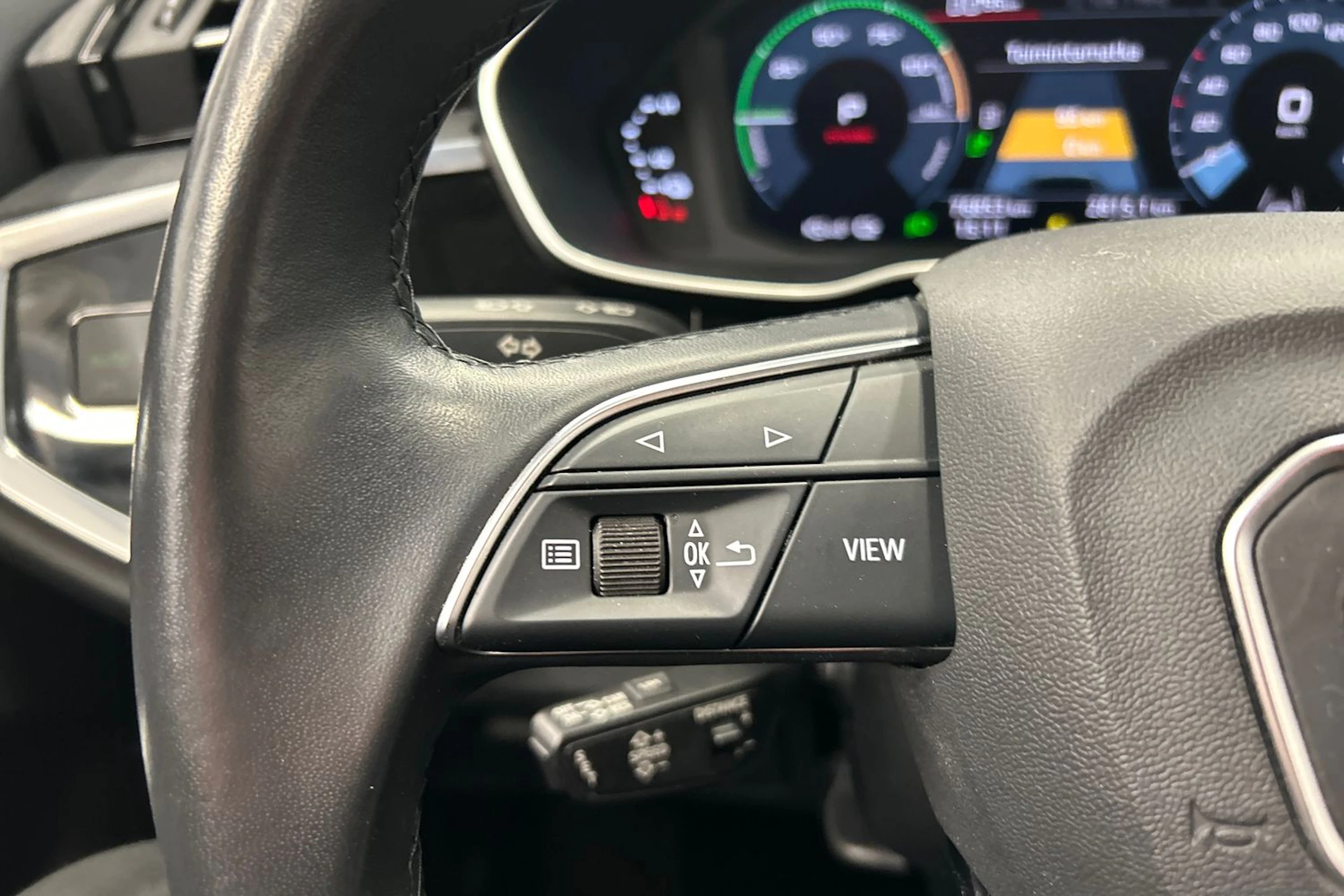 valkoinen Audi Q3 2021 kuva 18.