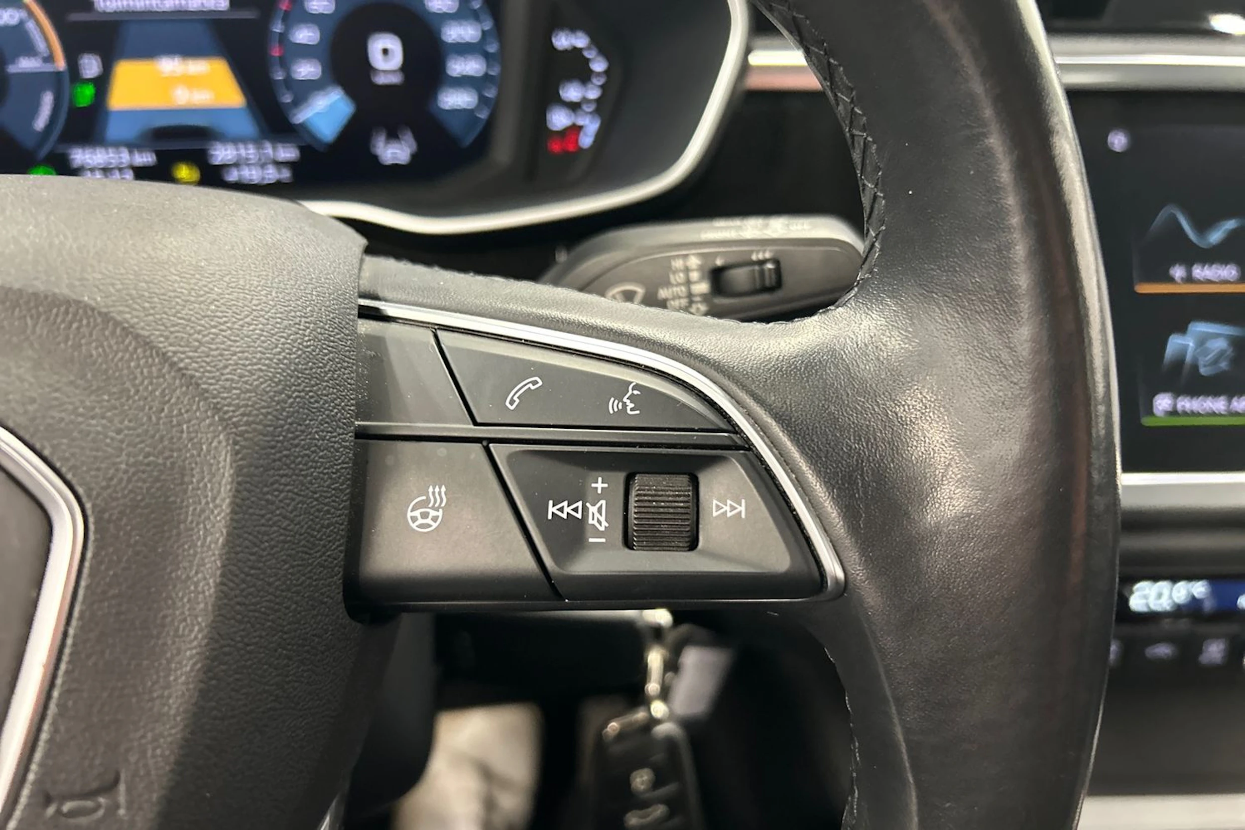 valkoinen Audi Q3 2021 kuva 19.