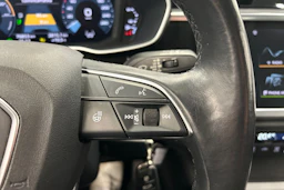 valkoinen Audi Q3 2021 kuva 19.