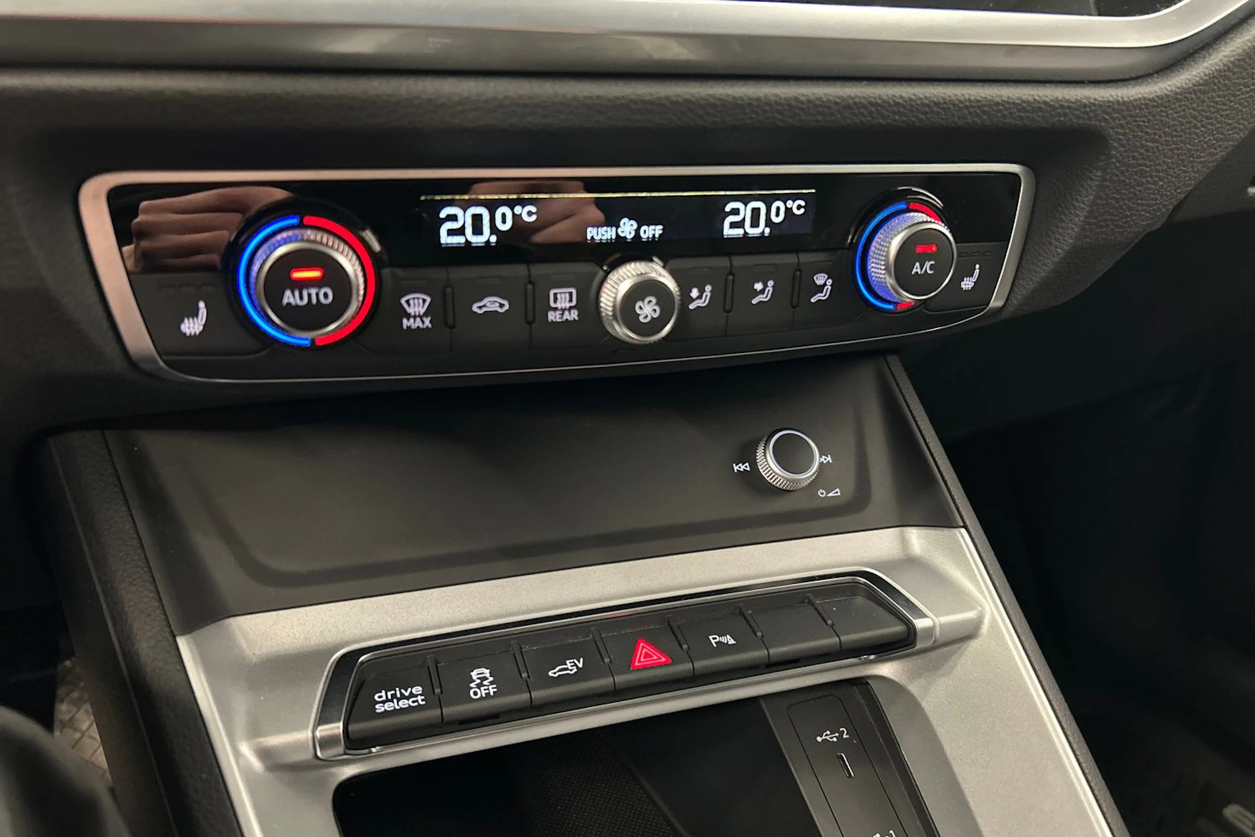 valkoinen Audi Q3 2021 kuva 22.