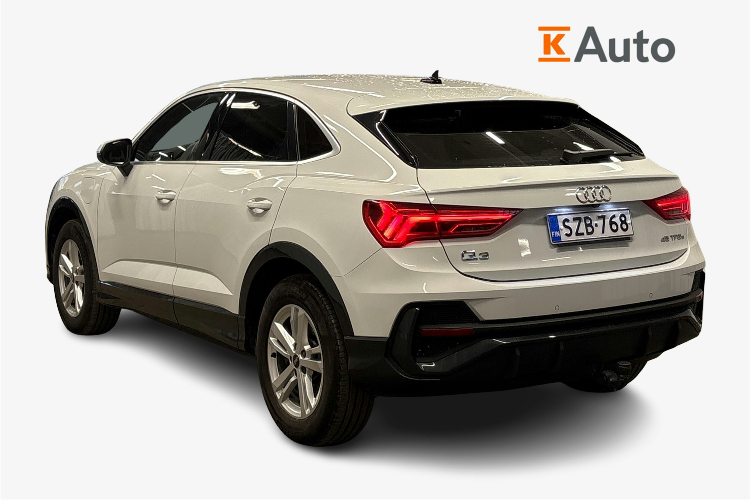 valkoinen Audi Q3 2021 kuva 2.