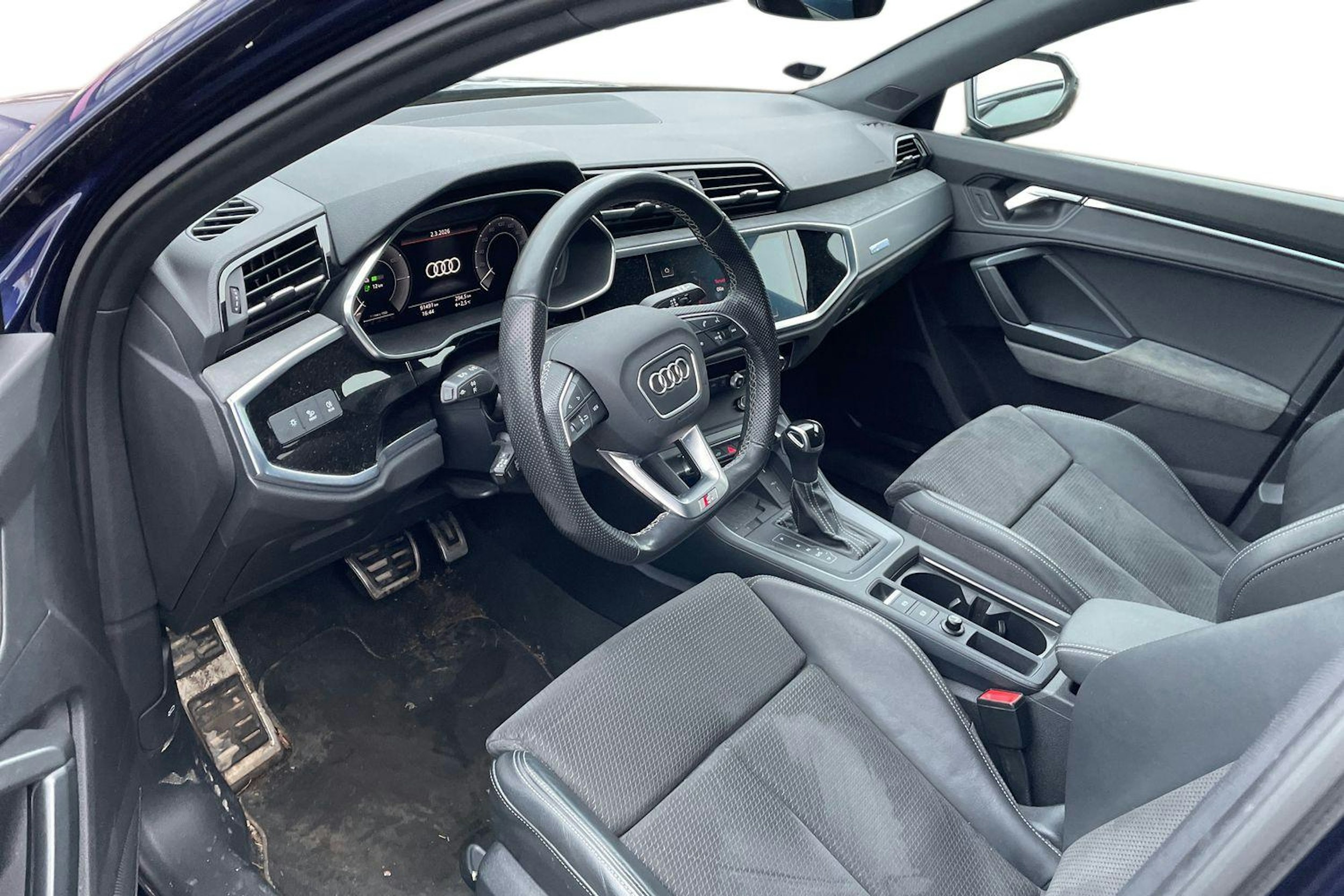 sininen Audi Q3 2021 kuva 3.