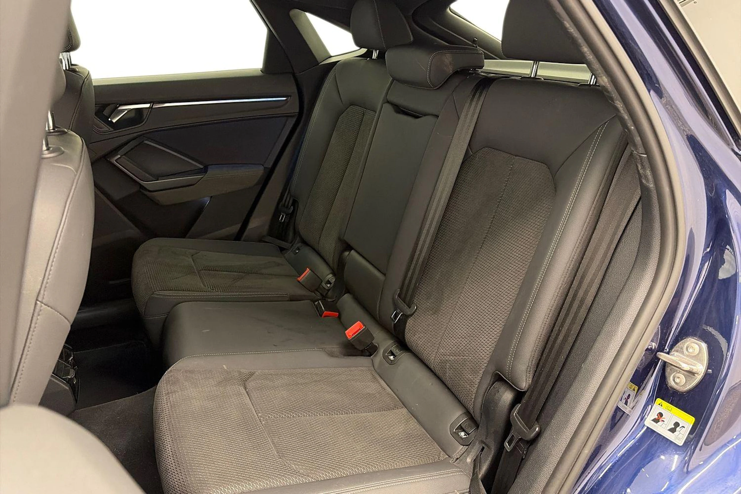 sininen Audi Q3 2021 kuva 8.
