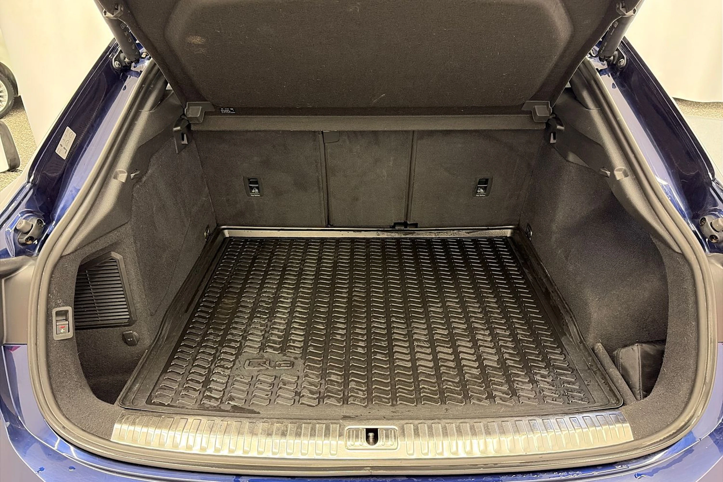 sininen Audi Q3 2021 kuva 11.