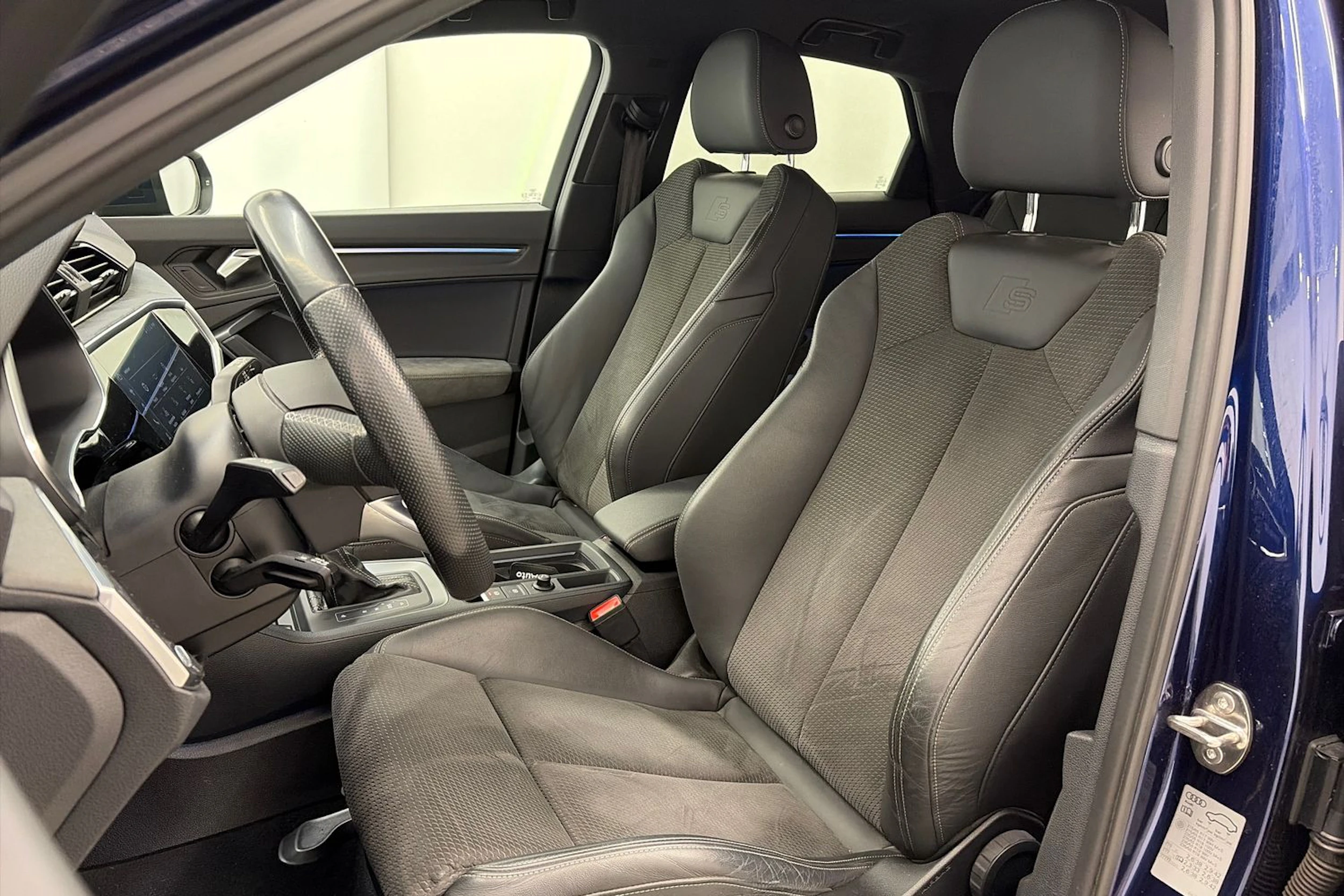 sininen Audi Q3 2021 kuva 14.