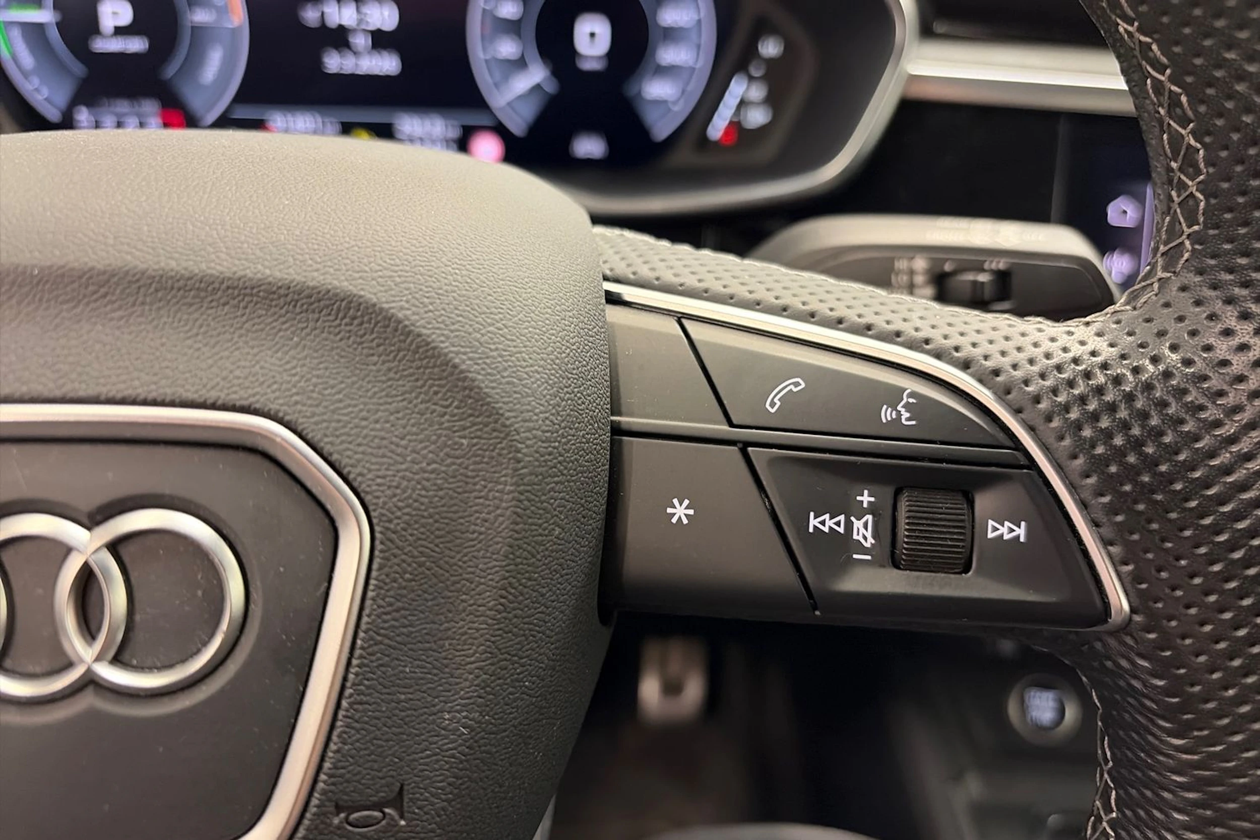 sininen Audi Q3 2021 kuva 17.