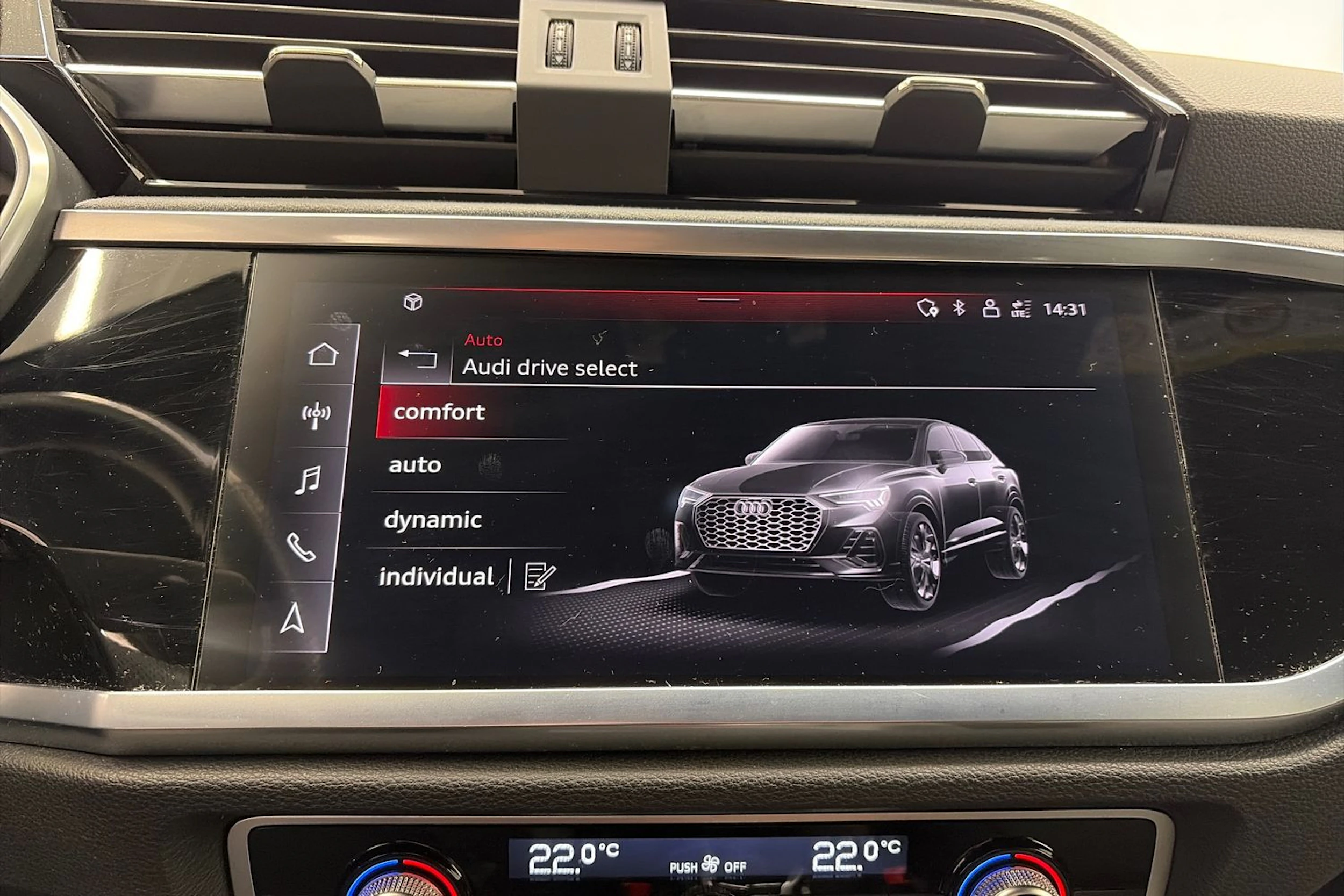 sininen Audi Q3 2021 kuva 21.