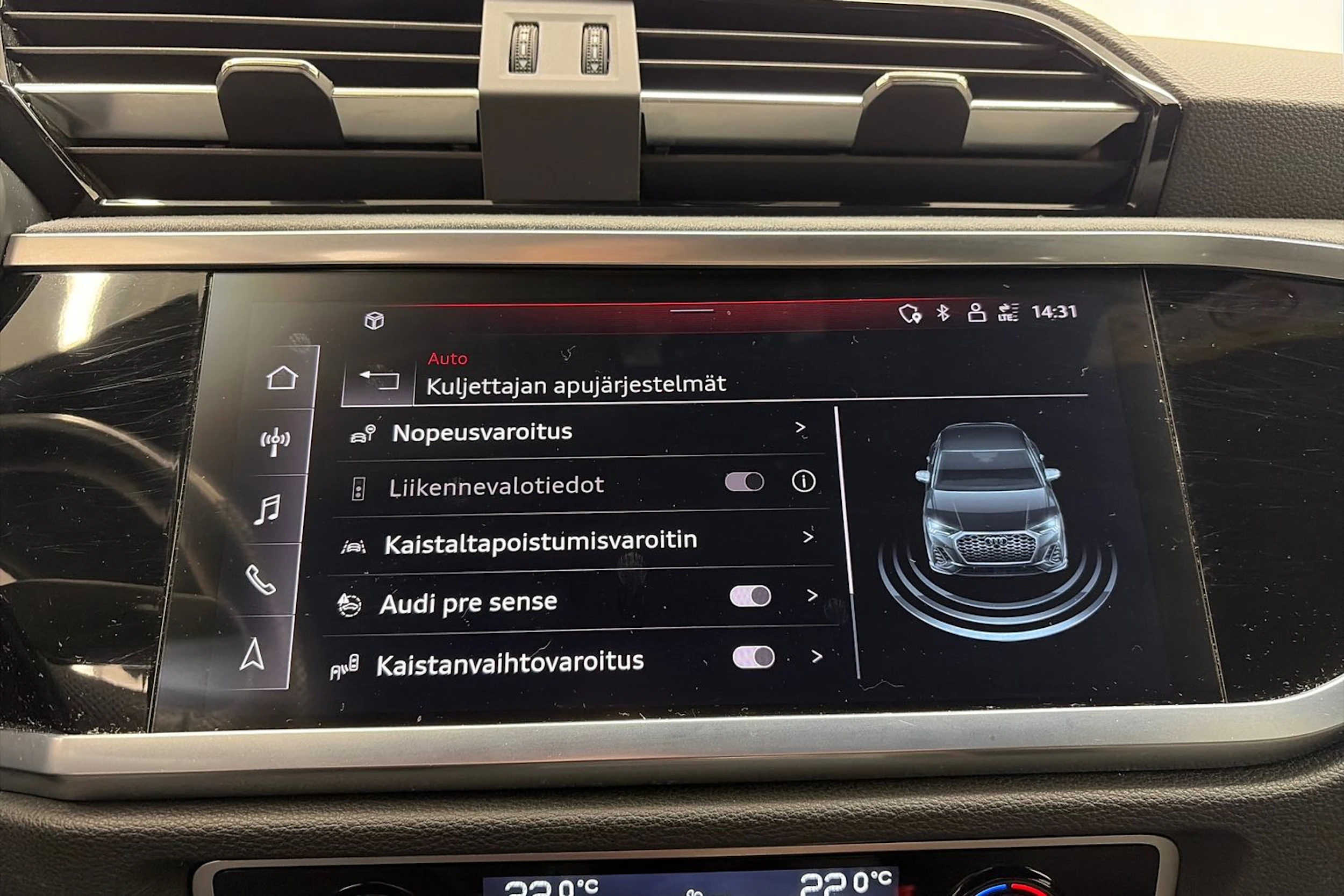 sininen Audi Q3 2021 kuva 22.