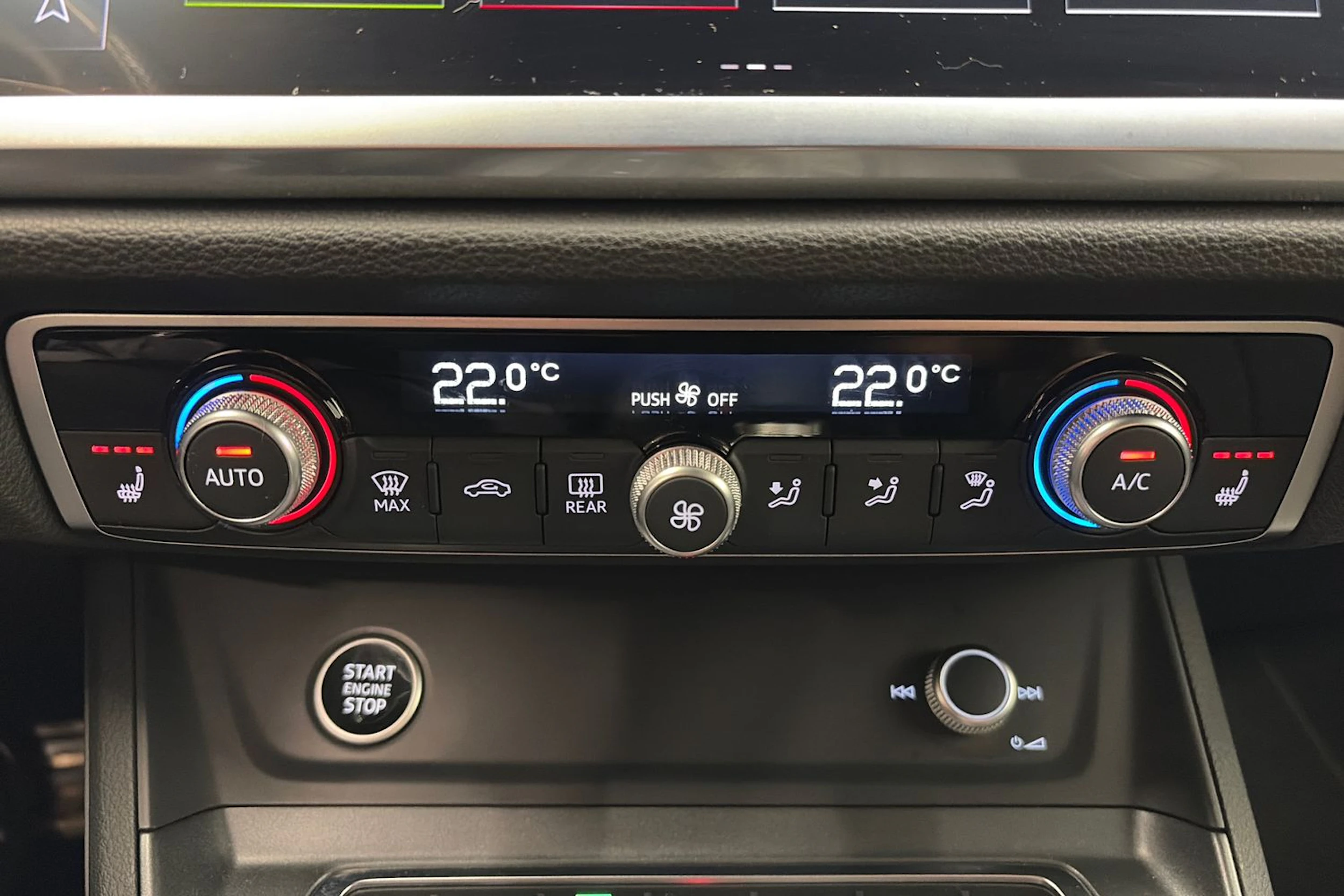 sininen Audi Q3 2021 kuva 24.