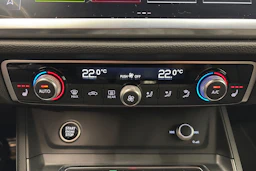 sininen Audi Q3 2021 kuva 24.