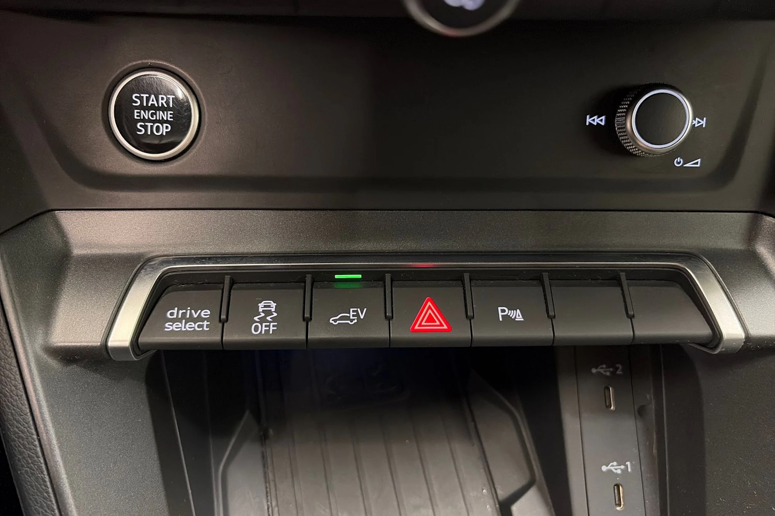 sininen Audi Q3 2021 kuva 25.