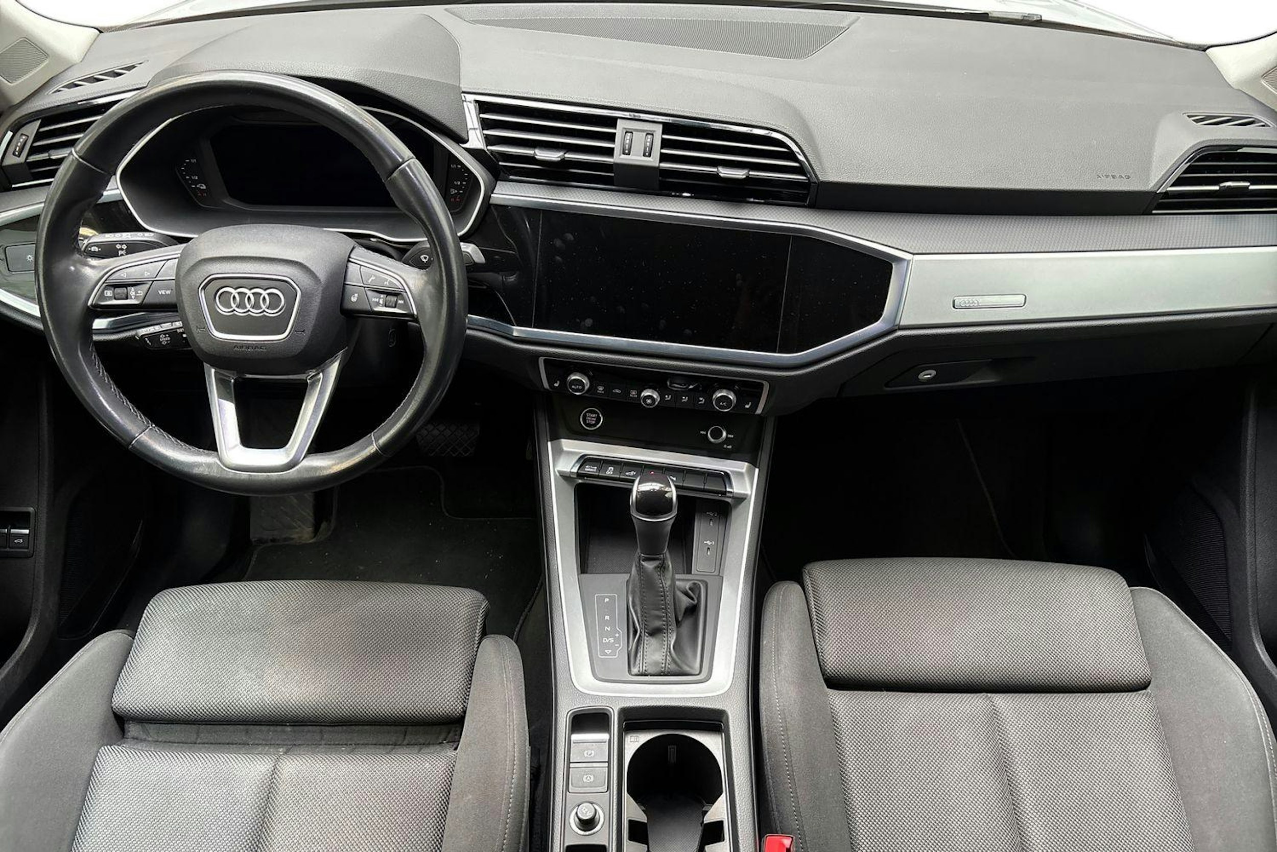 valkoinen Audi Q3 2021 kuva 9.
