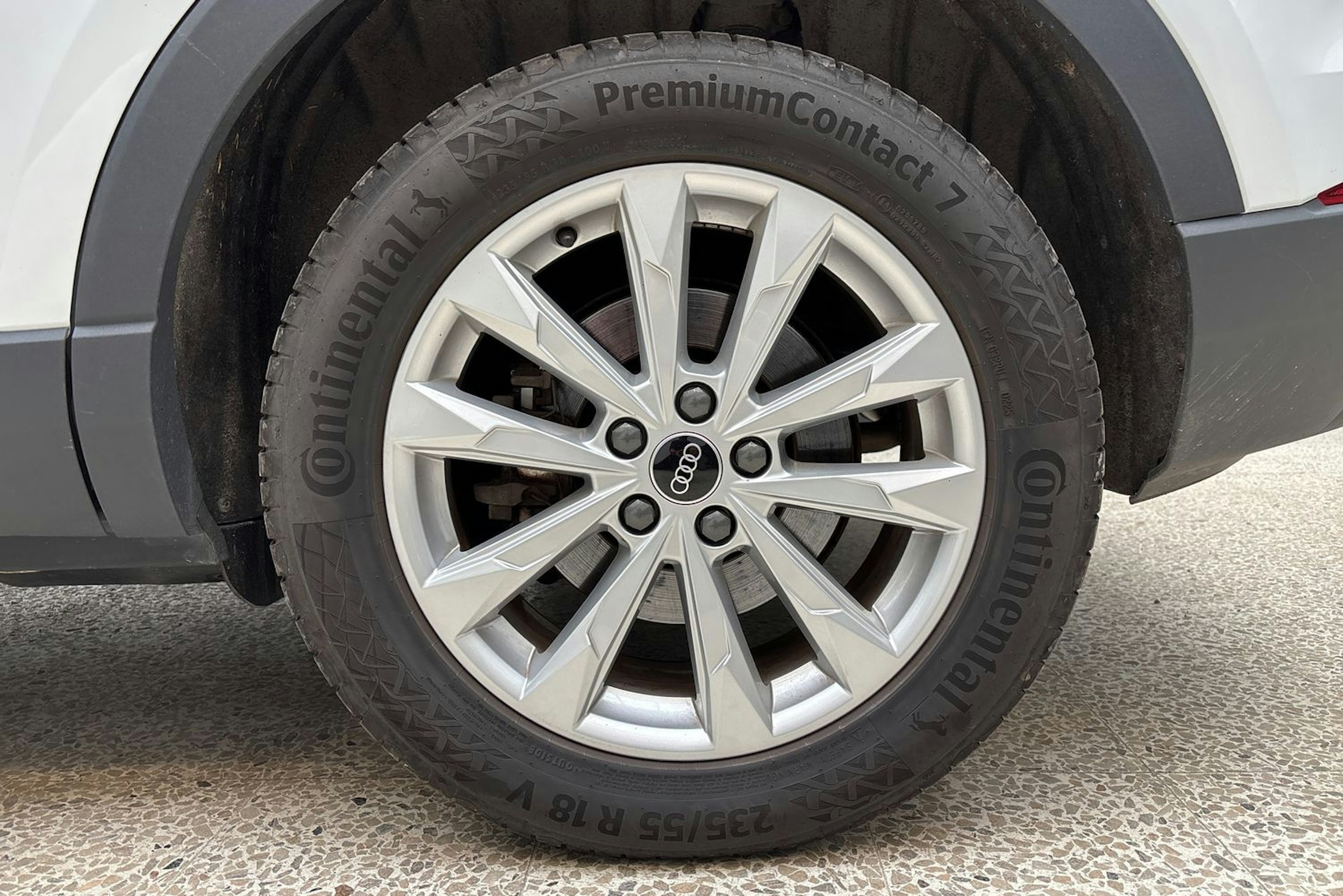 valkoinen Audi Q3 2021 kuva 11.