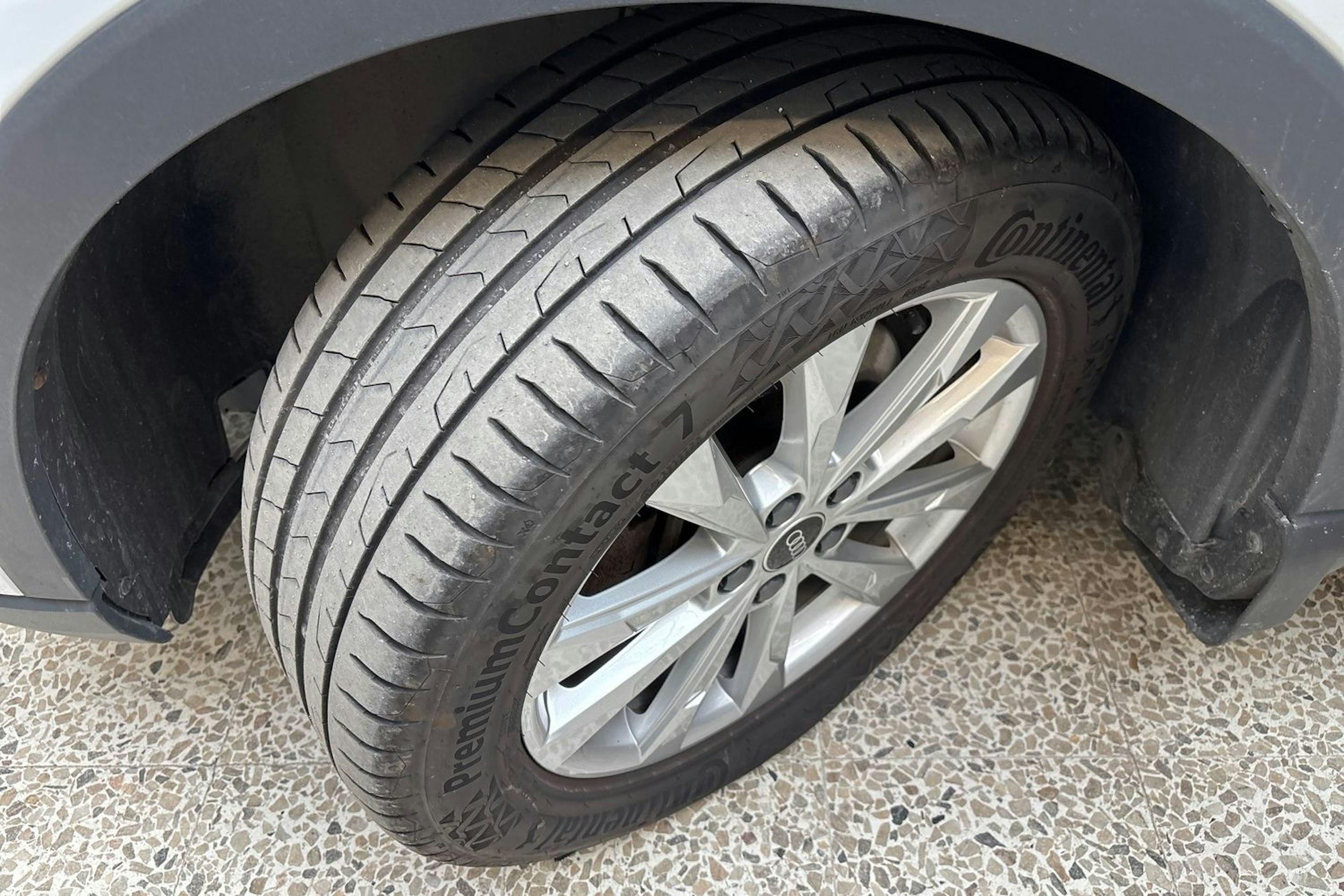valkoinen Audi Q3 2021 kuva 13.