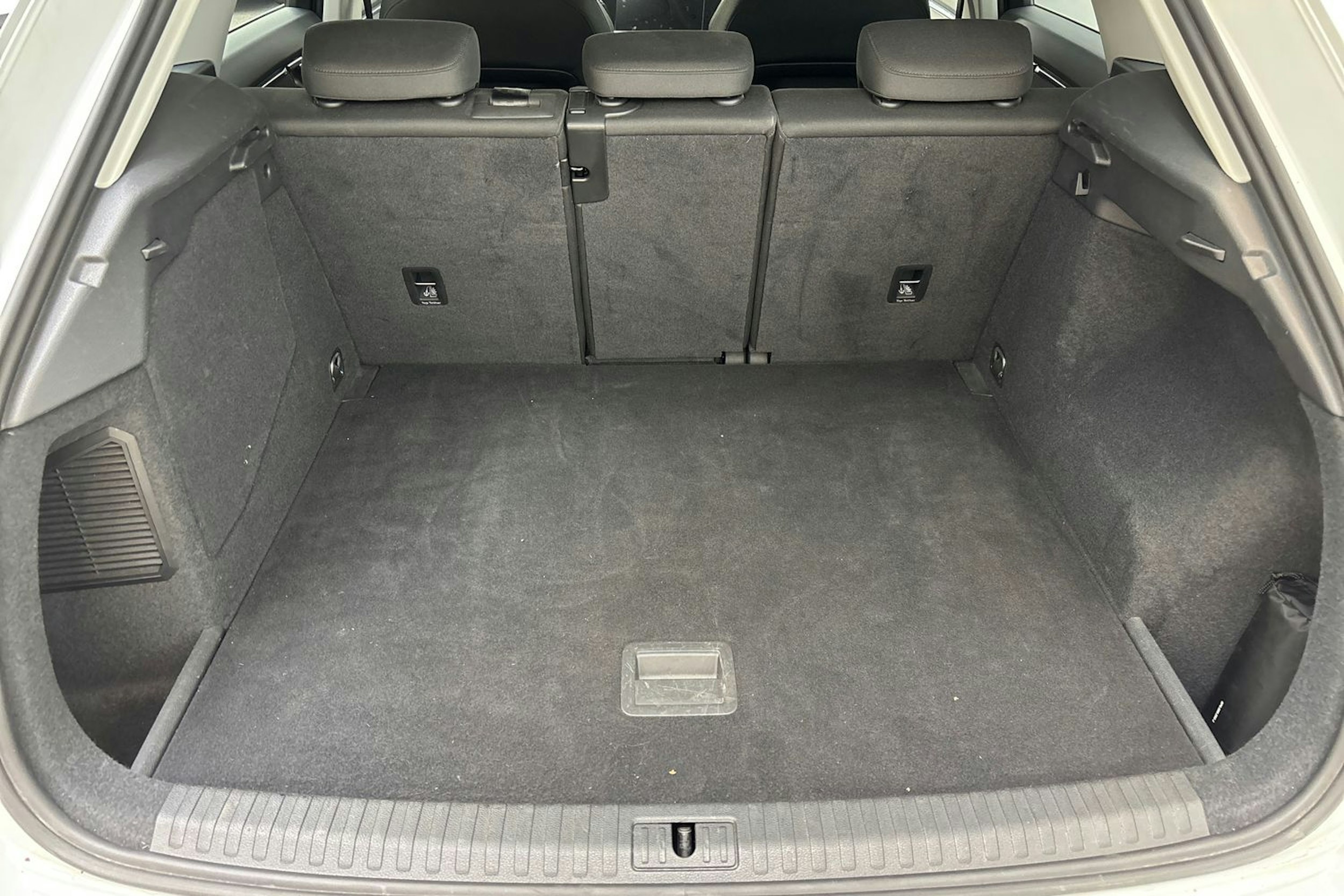 valkoinen Audi Q3 2021 kuva 14.