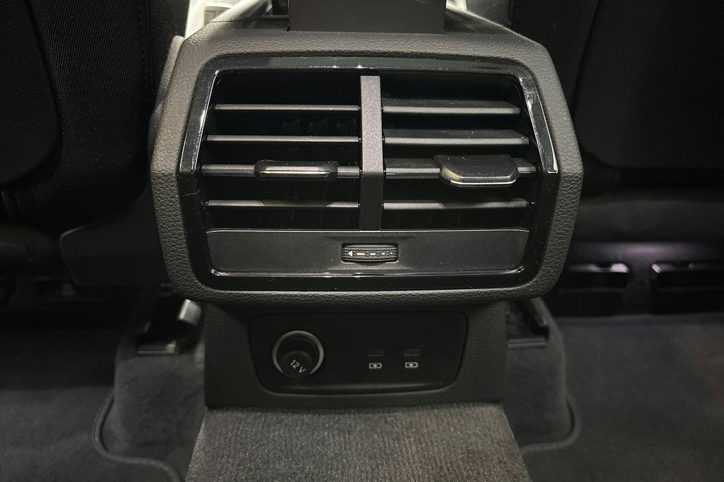 valkoinen Audi Q3 2021 kuva 17.