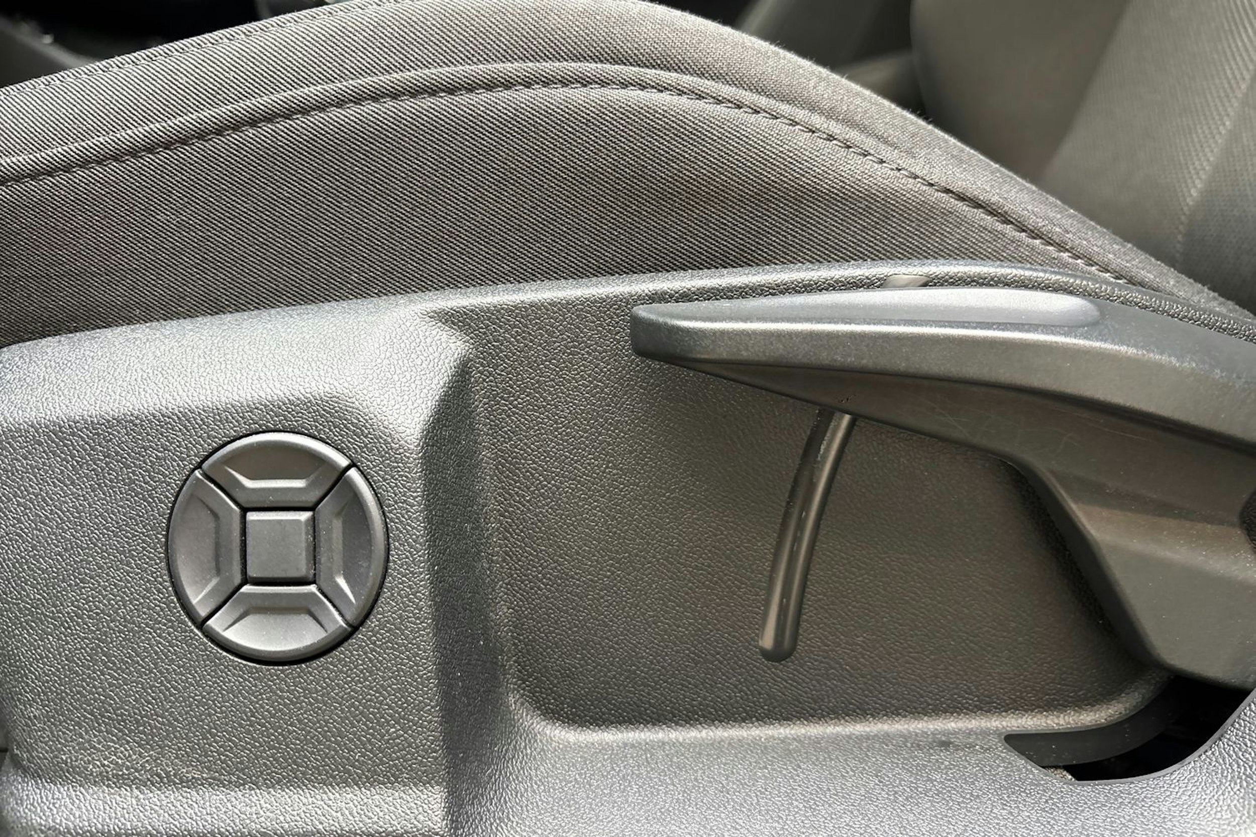 valkoinen Audi Q3 2021 kuva 18.