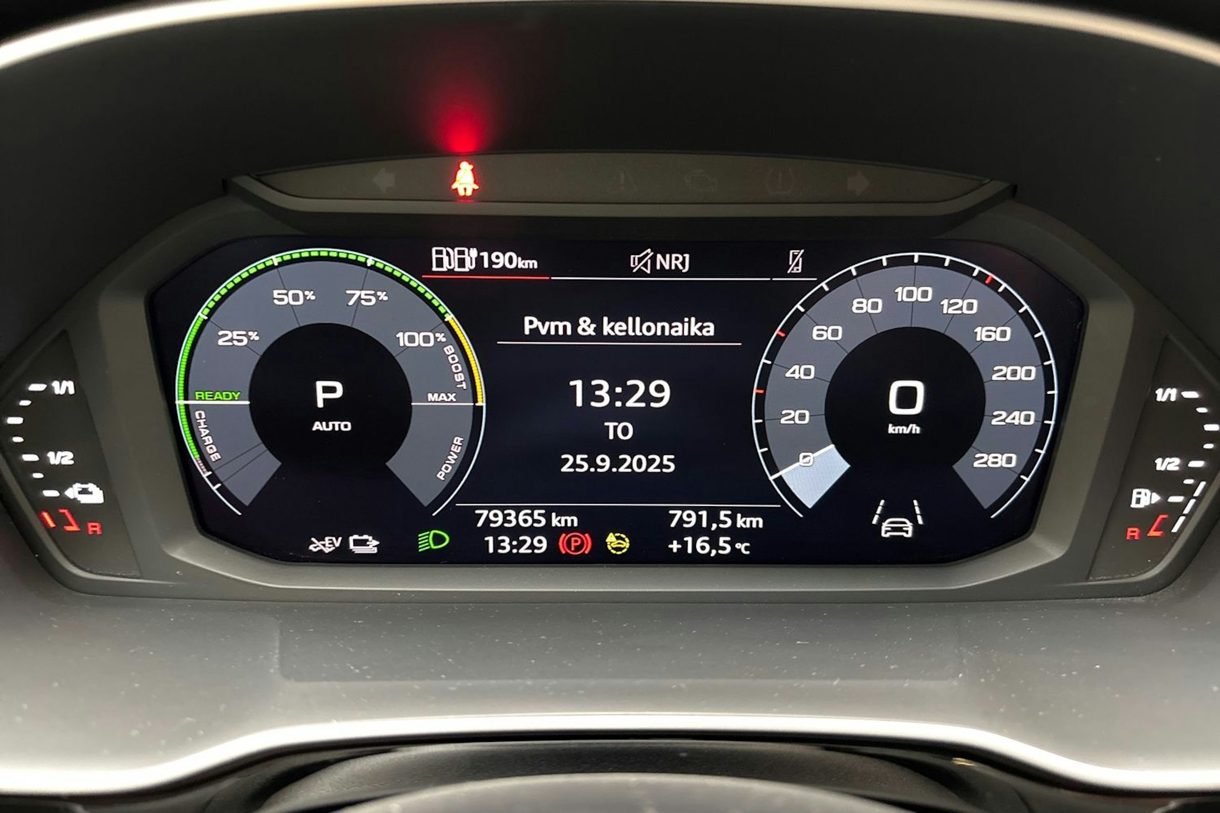 valkoinen Audi Q3 2021 kuva 22.