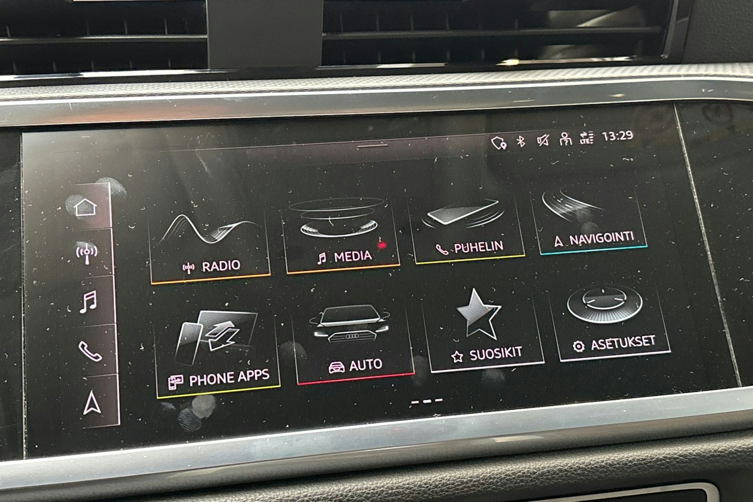 valkoinen Audi Q3 2021 kuva 23.