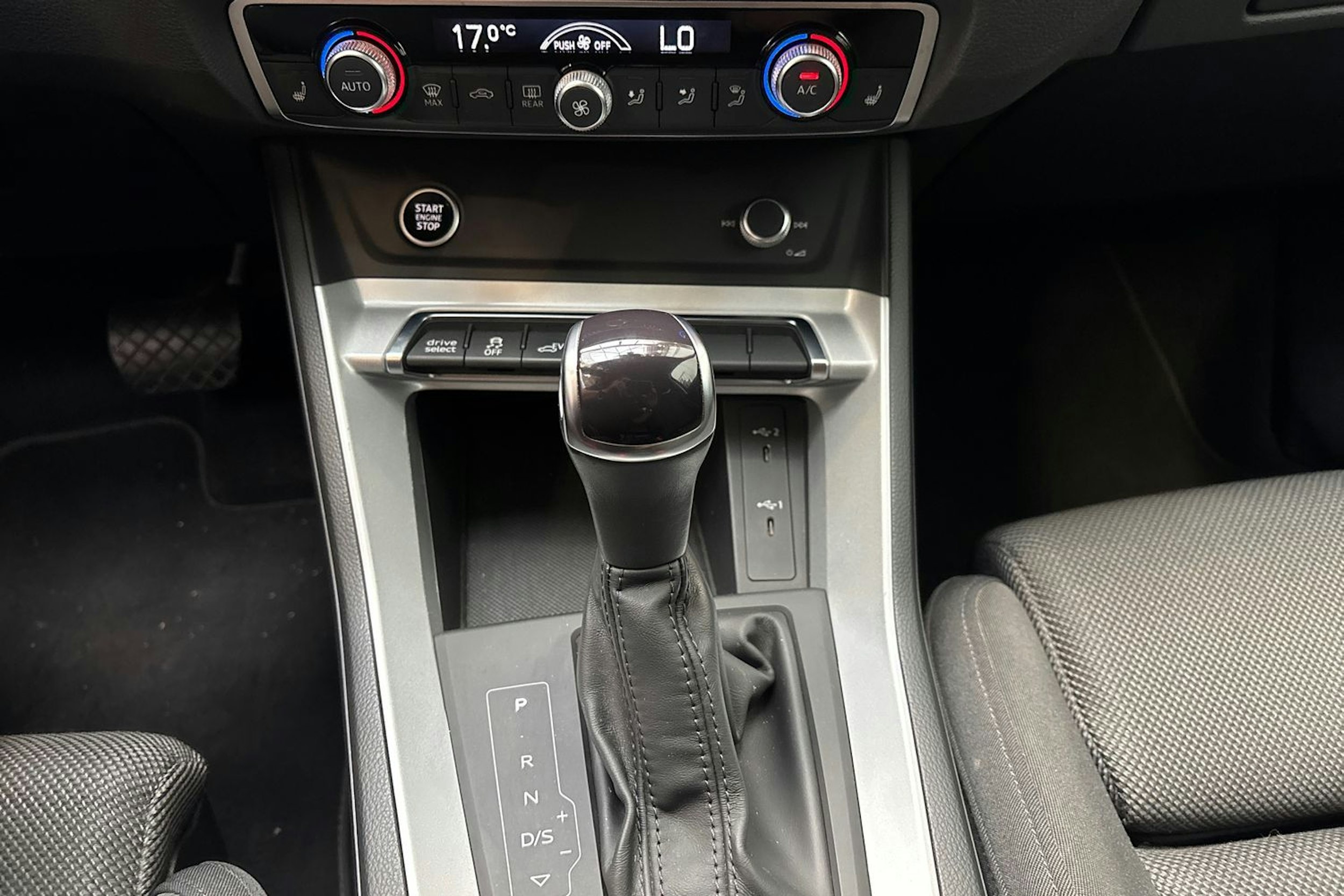 valkoinen Audi Q3 2021 kuva 25.