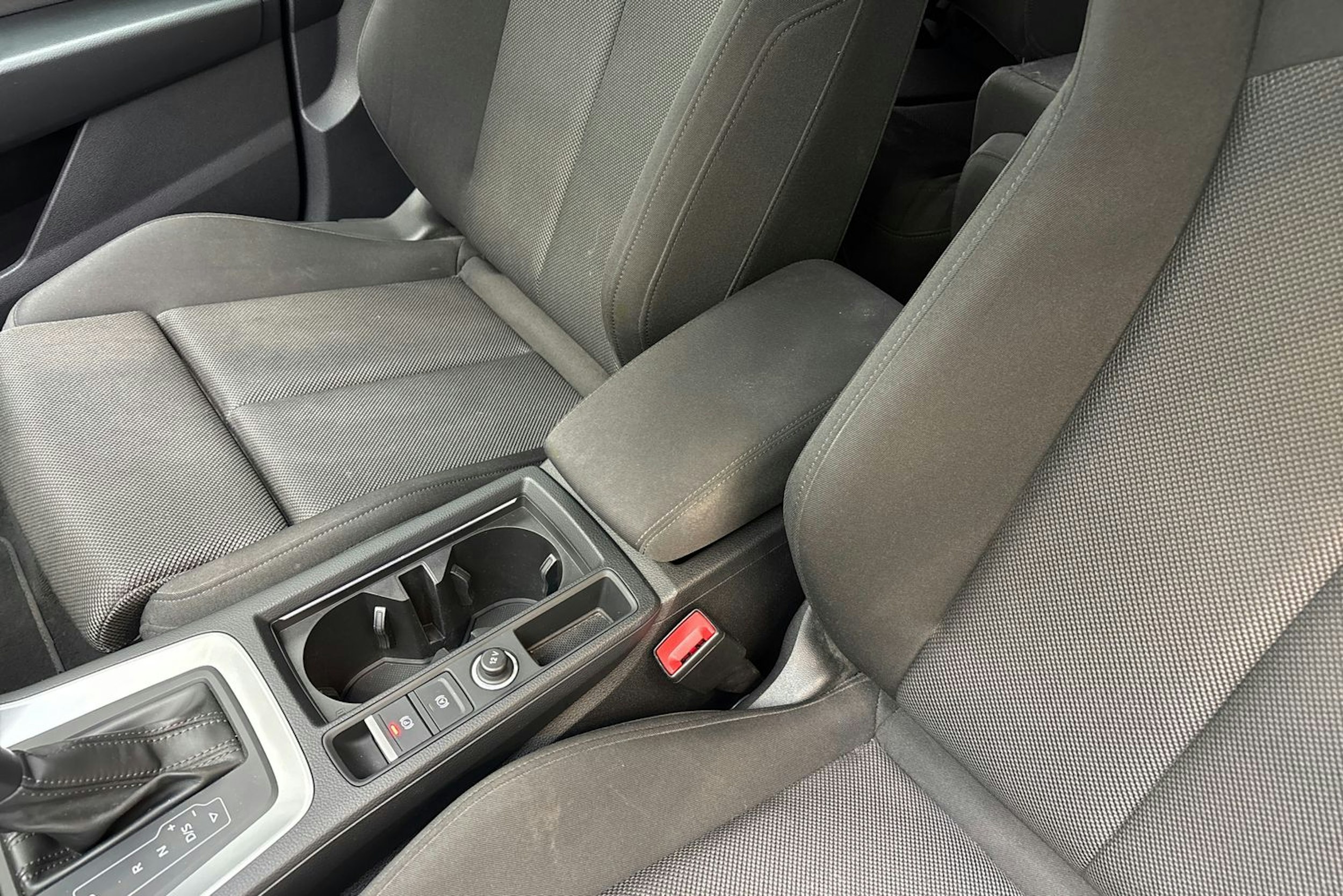 valkoinen Audi Q3 2021 kuva 26.
