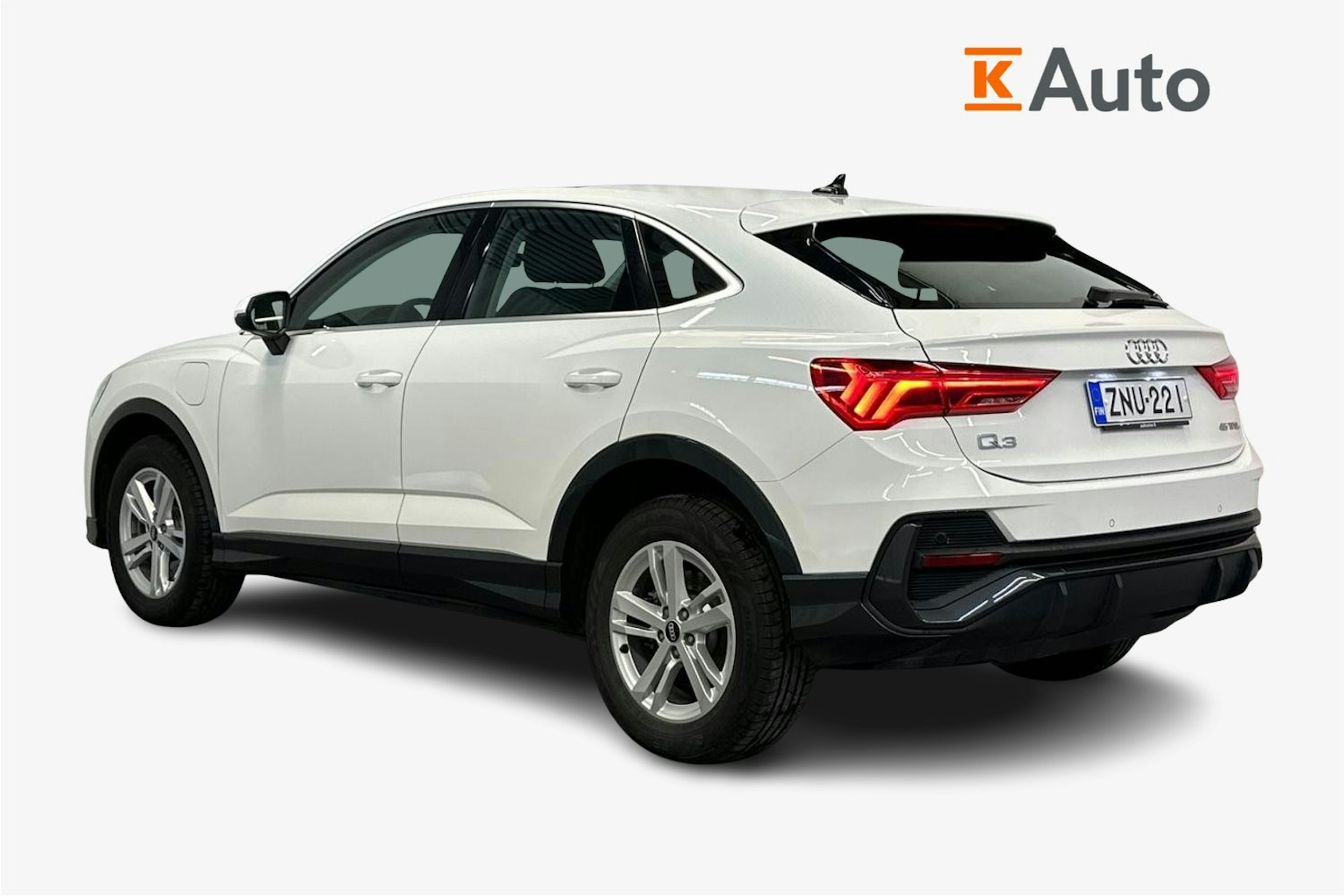 valkoinen Audi Q3 2021 kuva 2.