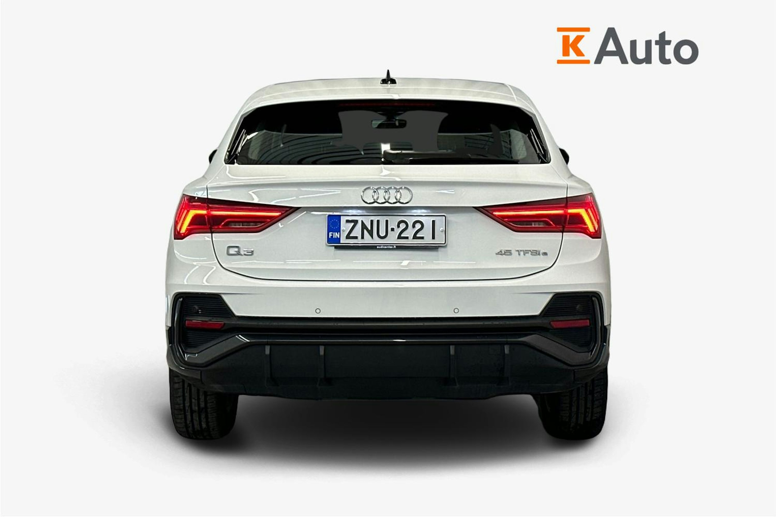 valkoinen Audi Q3 2021 kuva 3.
