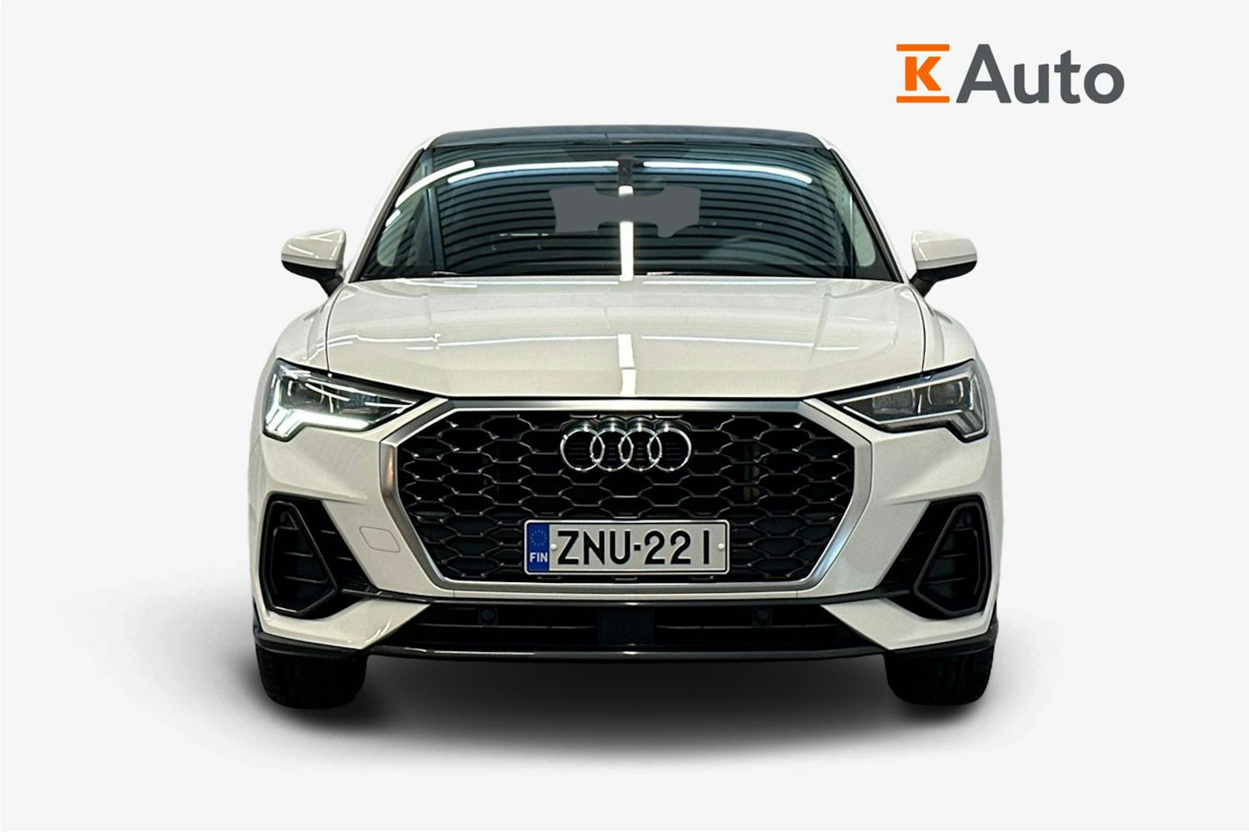 valkoinen Audi Q3 2021 kuva 5.