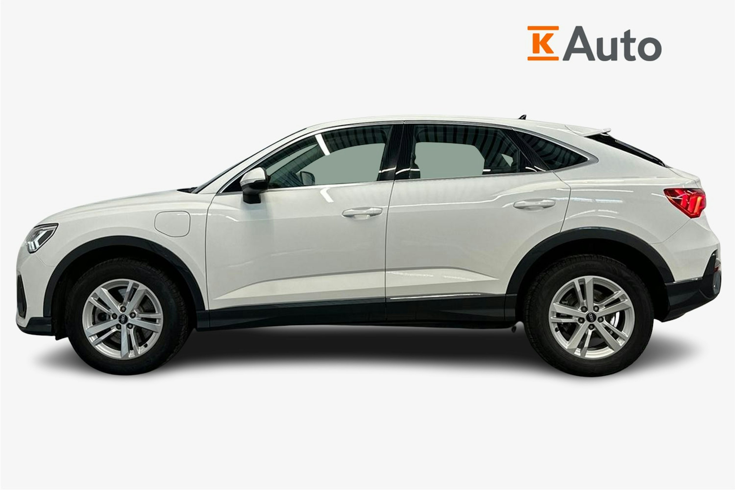 valkoinen Audi Q3 2021 kuva 6.