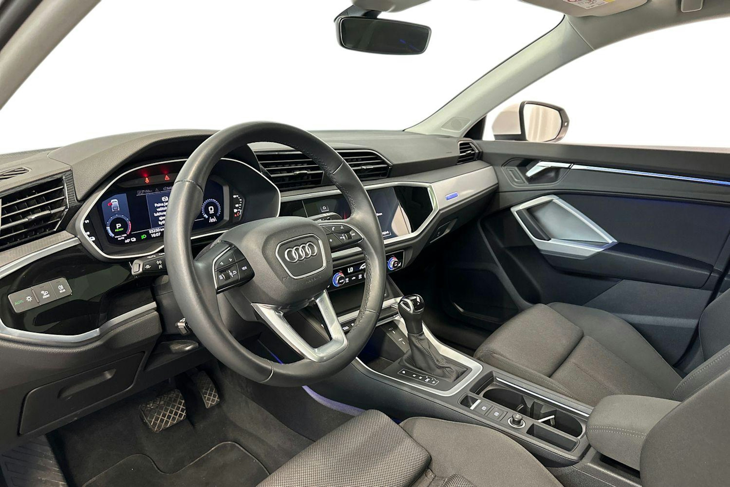 valkoinen Audi Q3 2021 kuva 7.