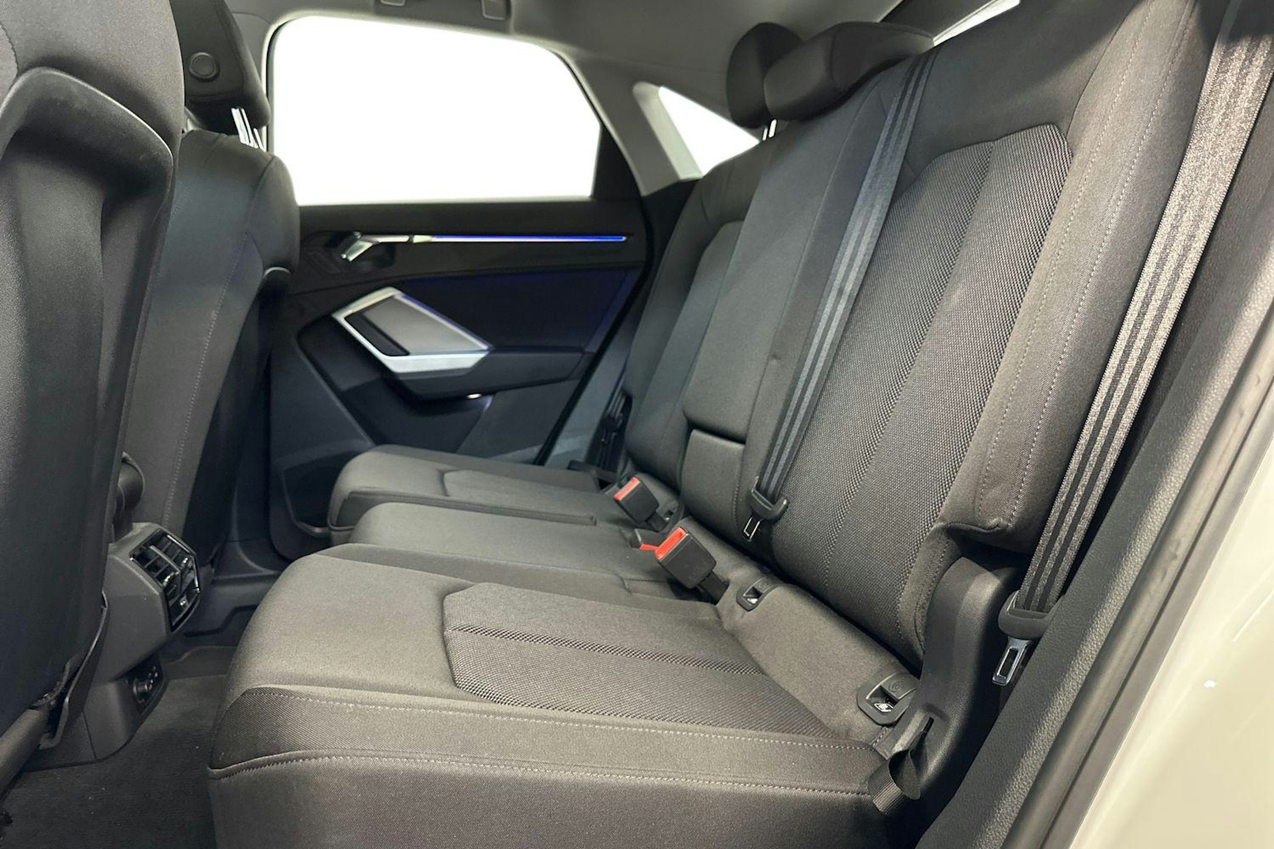 valkoinen Audi Q3 2021 kuva 10.