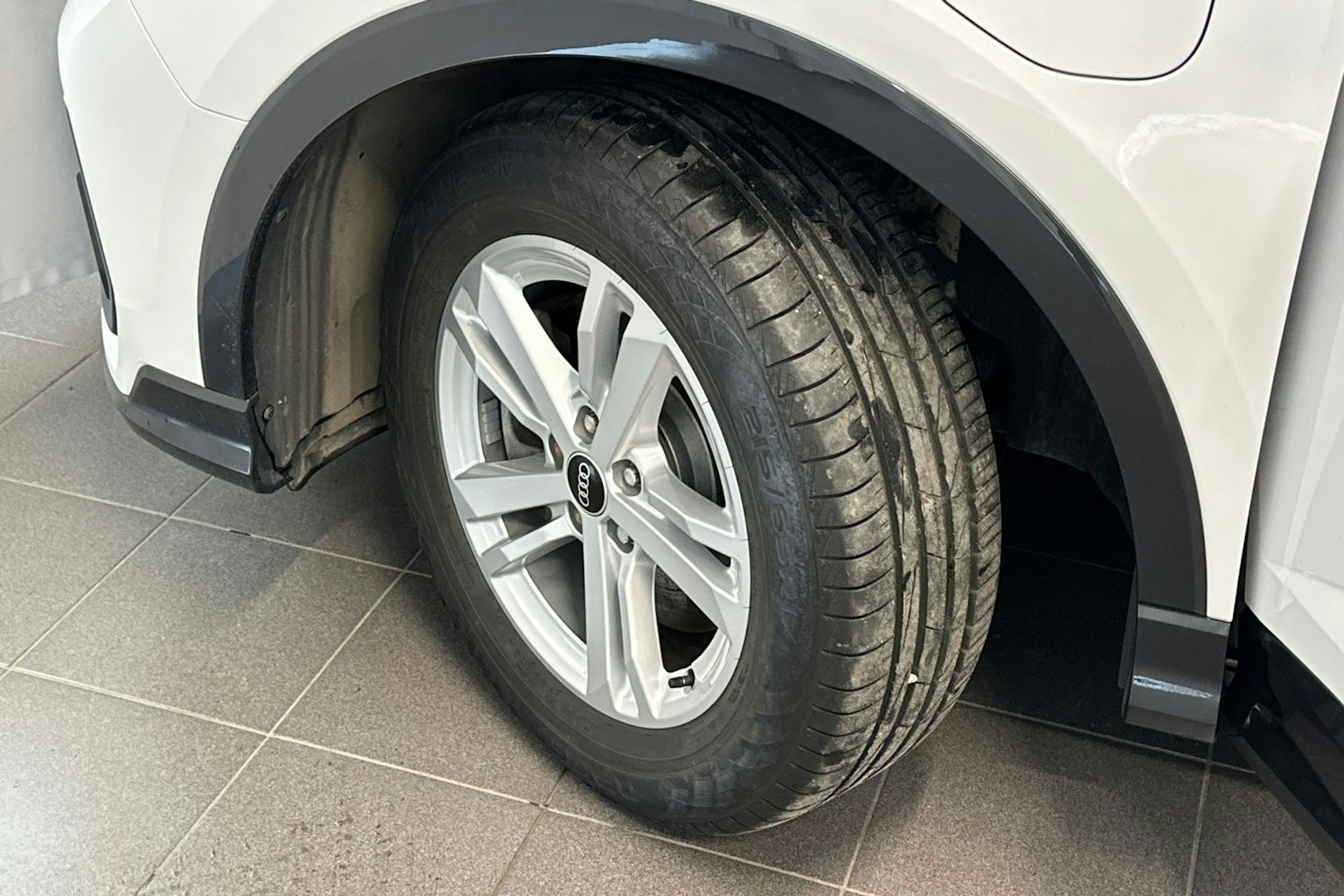valkoinen Audi Q3 2021 kuva 13.