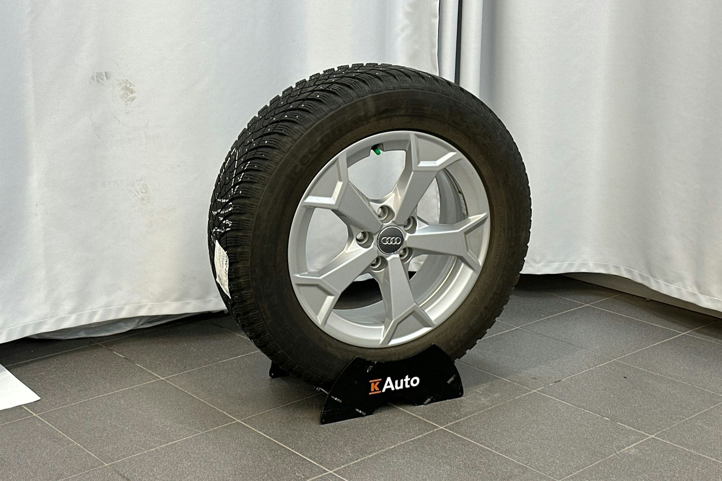 valkoinen Audi Q3 2021 kuva 14.
