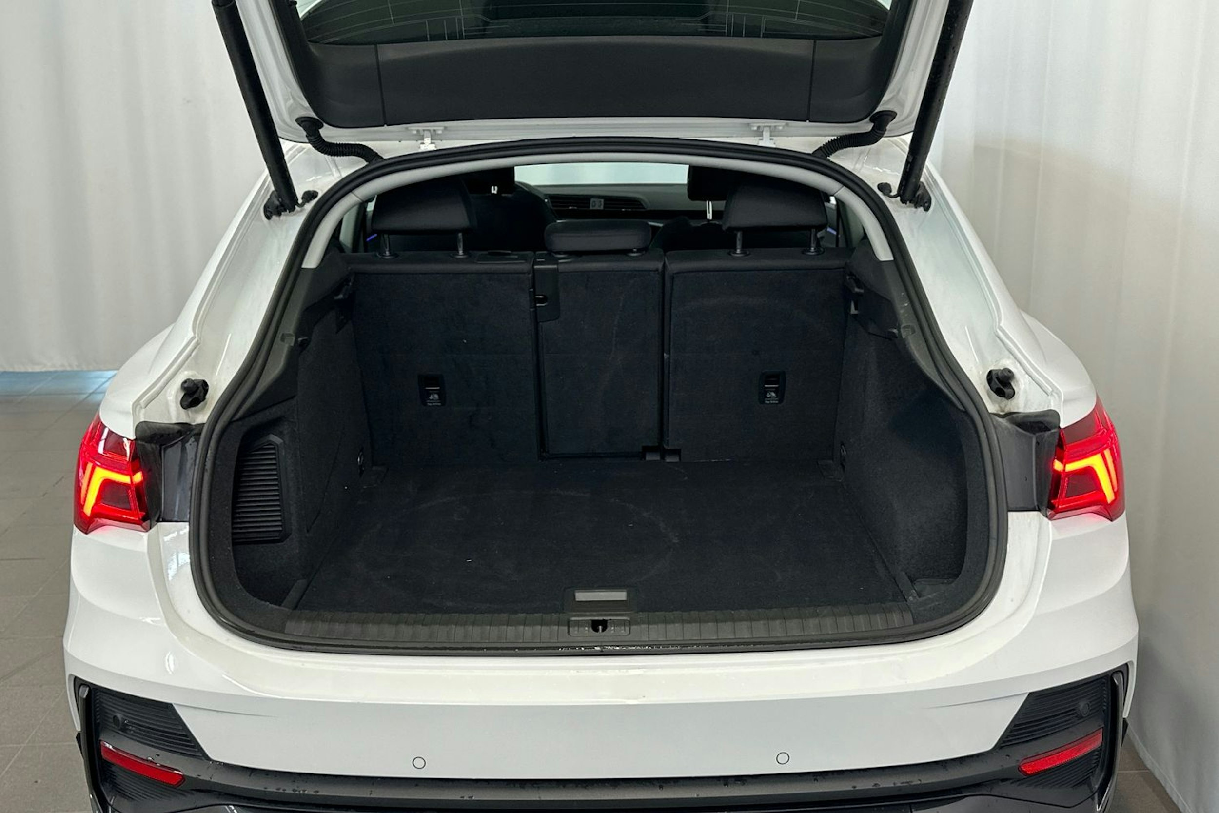 valkoinen Audi Q3 2021 kuva 15.