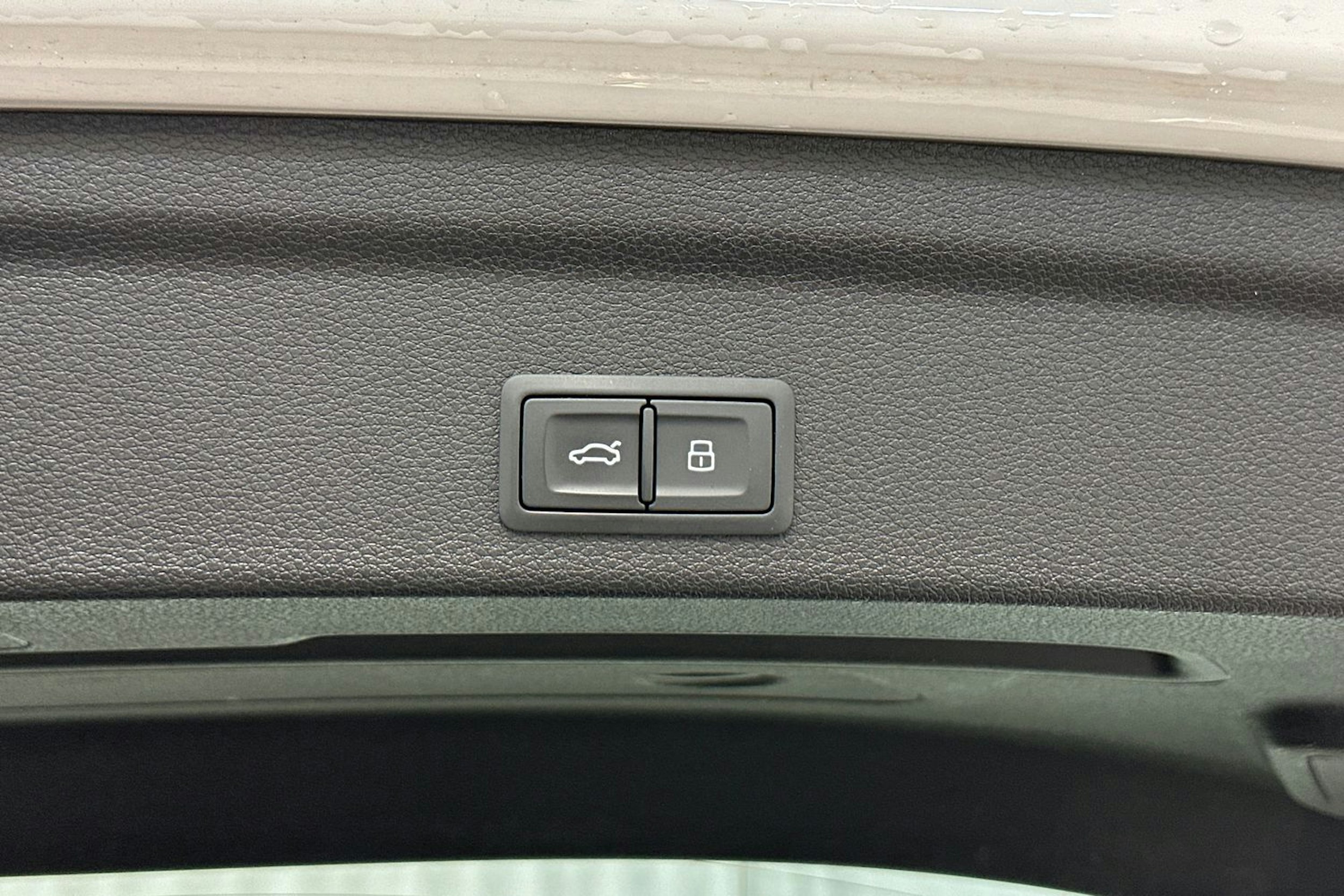 valkoinen Audi Q3 2021 kuva 16.