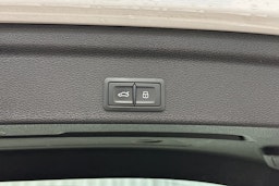 valkoinen Audi Q3 2021 kuva 16.