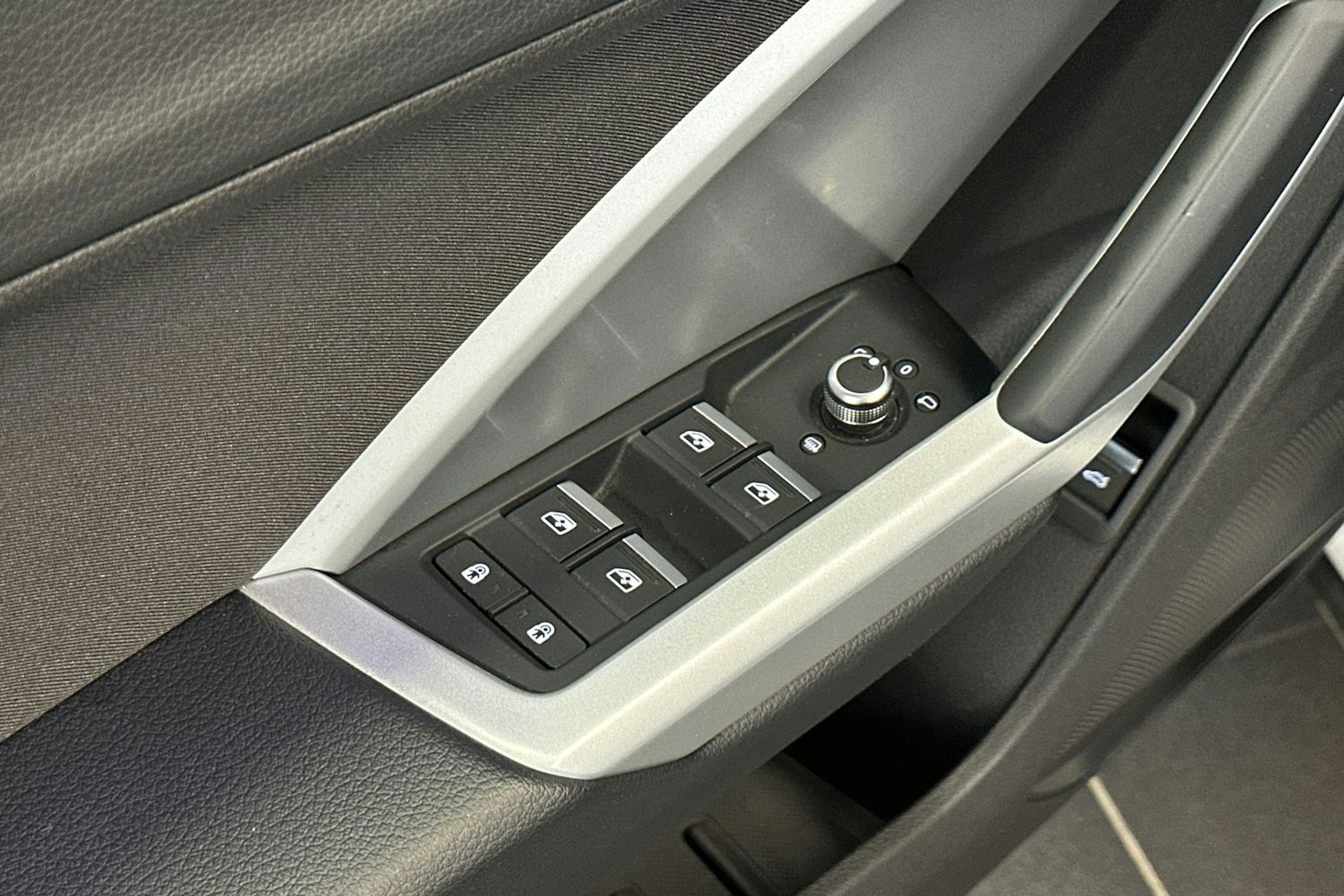 valkoinen Audi Q3 2021 kuva 17.