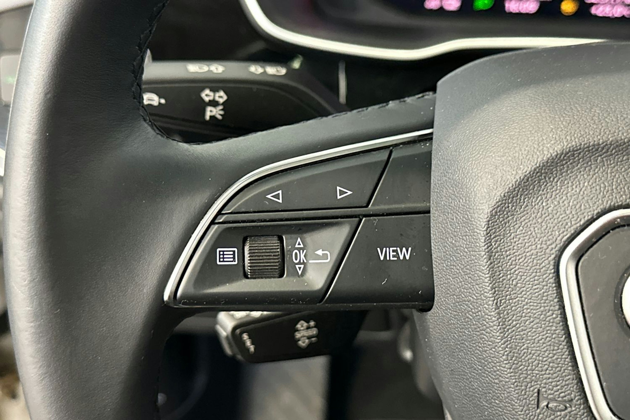 valkoinen Audi Q3 2021 kuva 19.