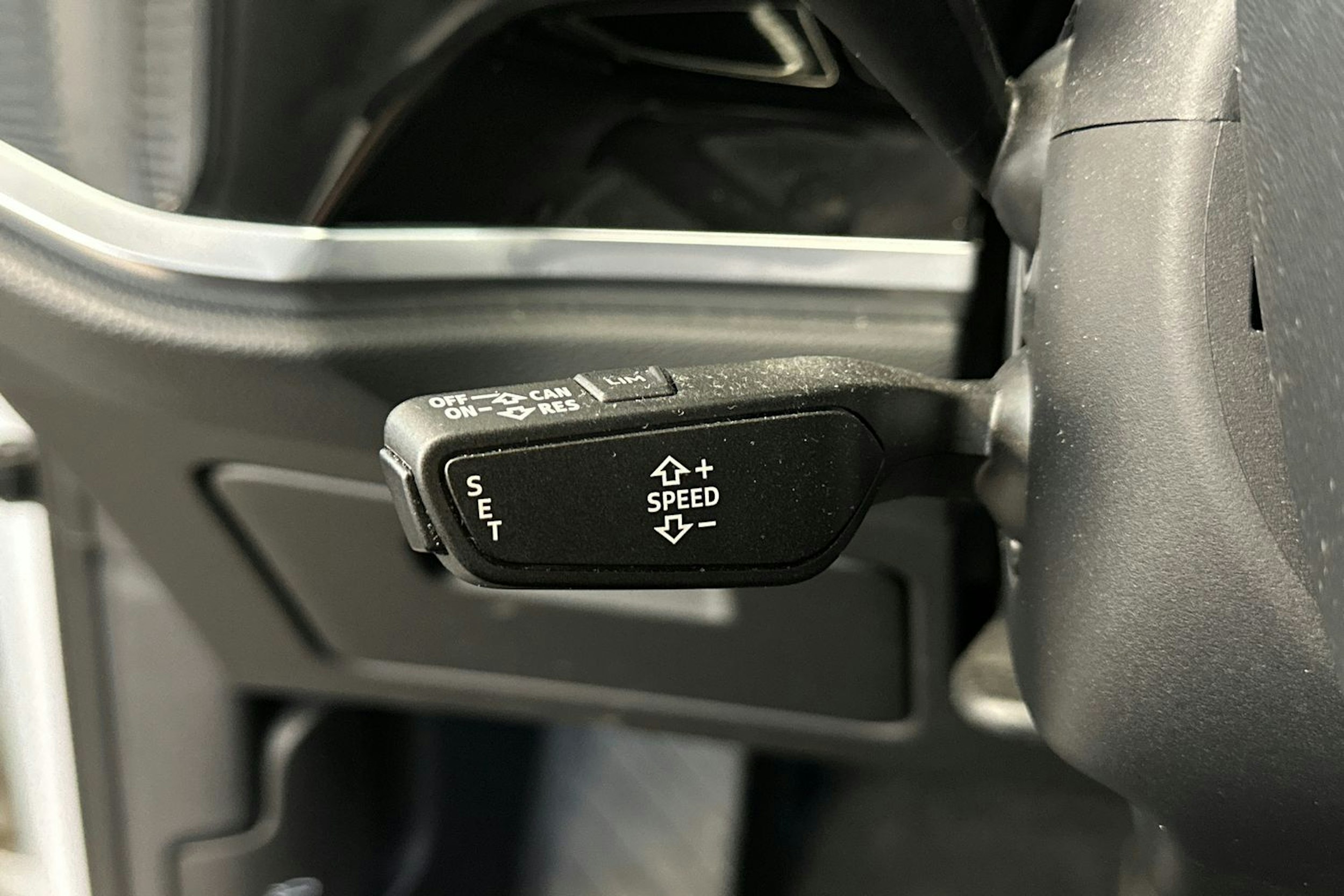 valkoinen Audi Q3 2021 kuva 21.