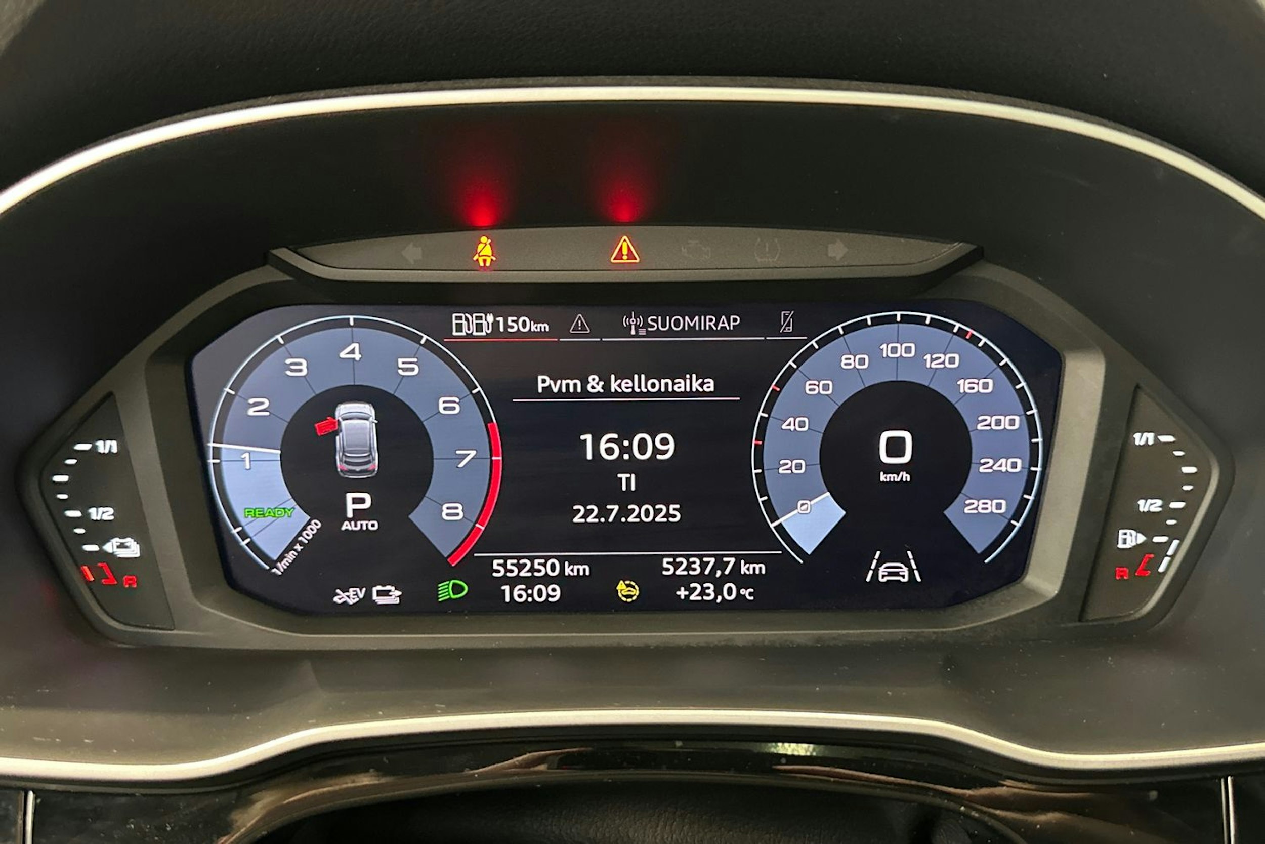 valkoinen Audi Q3 2021 kuva 22.